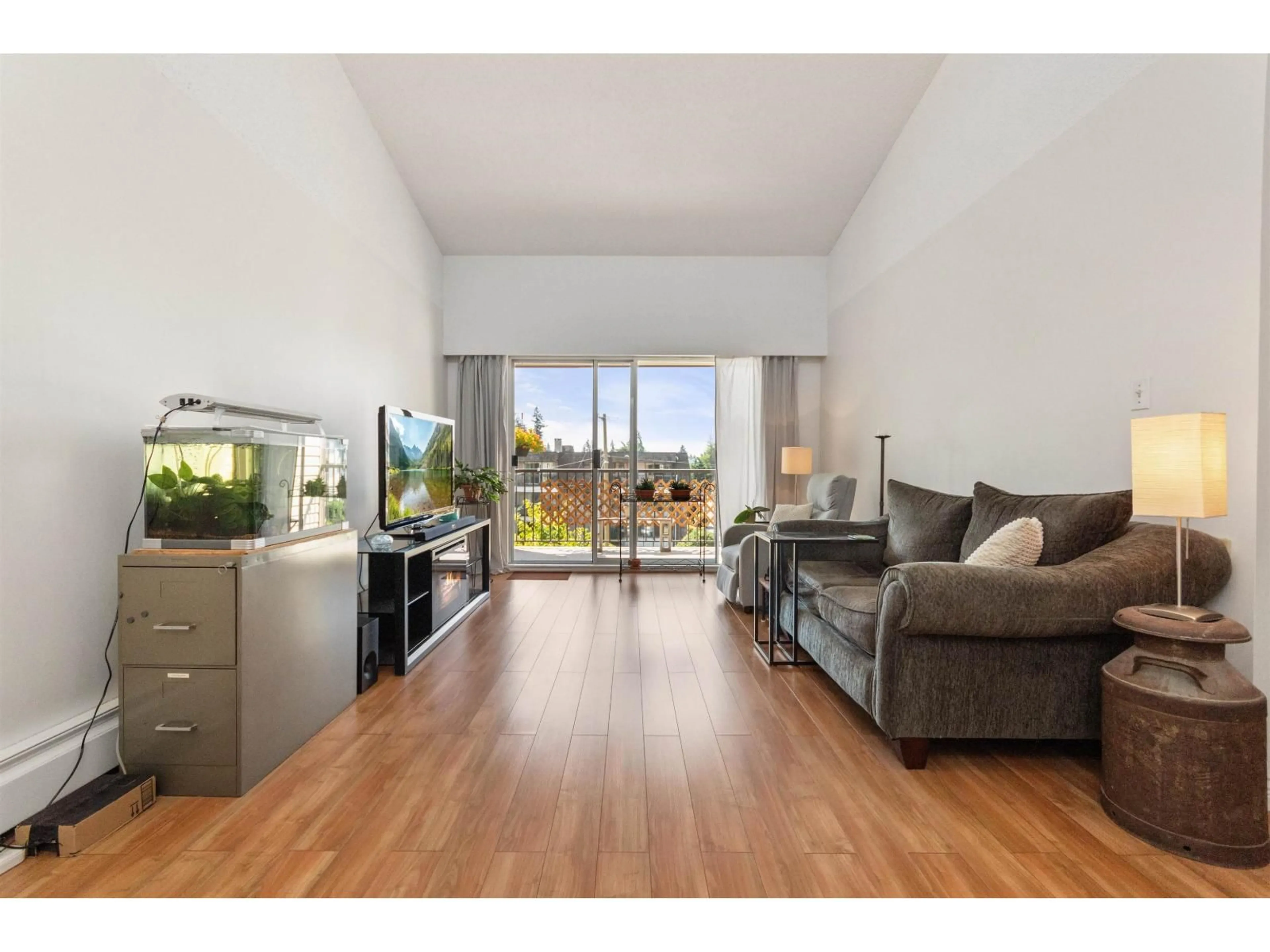Living room with furniture, wood/laminate floor for 342 - 2821 TIMS STREET, Abbotsford British Columbia V2T4B1