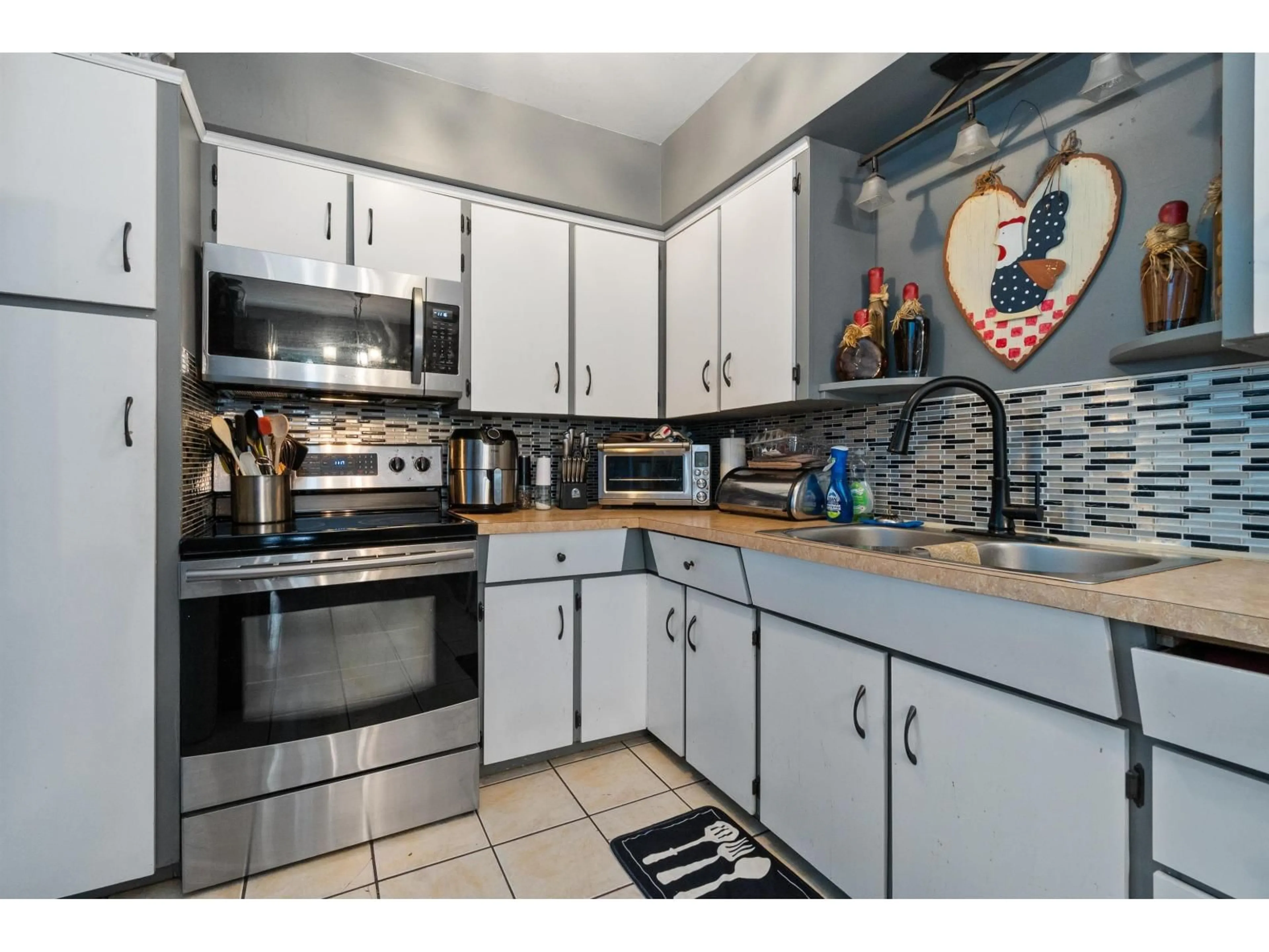 Standard kitchen, ceramic/tile floor for 4 - 5840 VEDDER ROAD, Chilliwack British Columbia V2R3G4