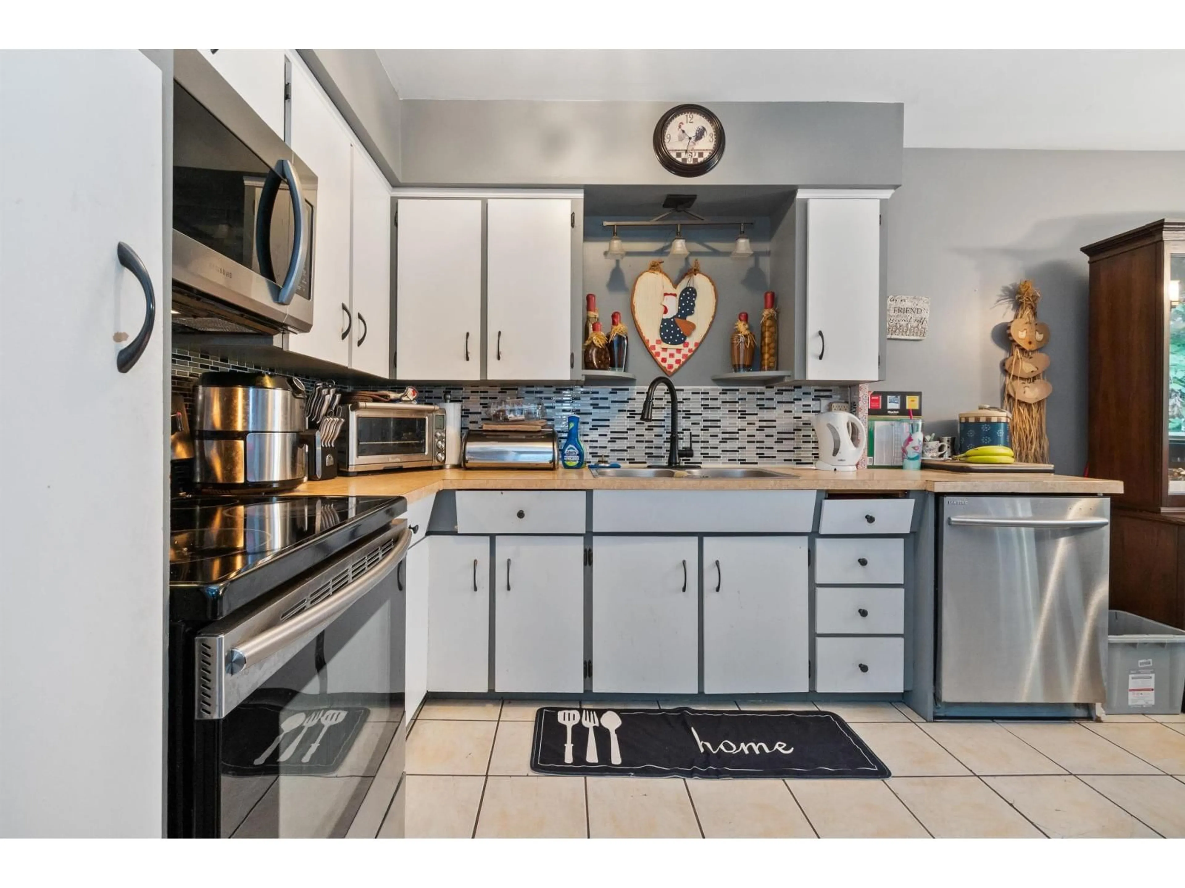 Open concept kitchen, ceramic/tile floor for 4 - 5840 VEDDER ROAD, Chilliwack British Columbia V2R3G4