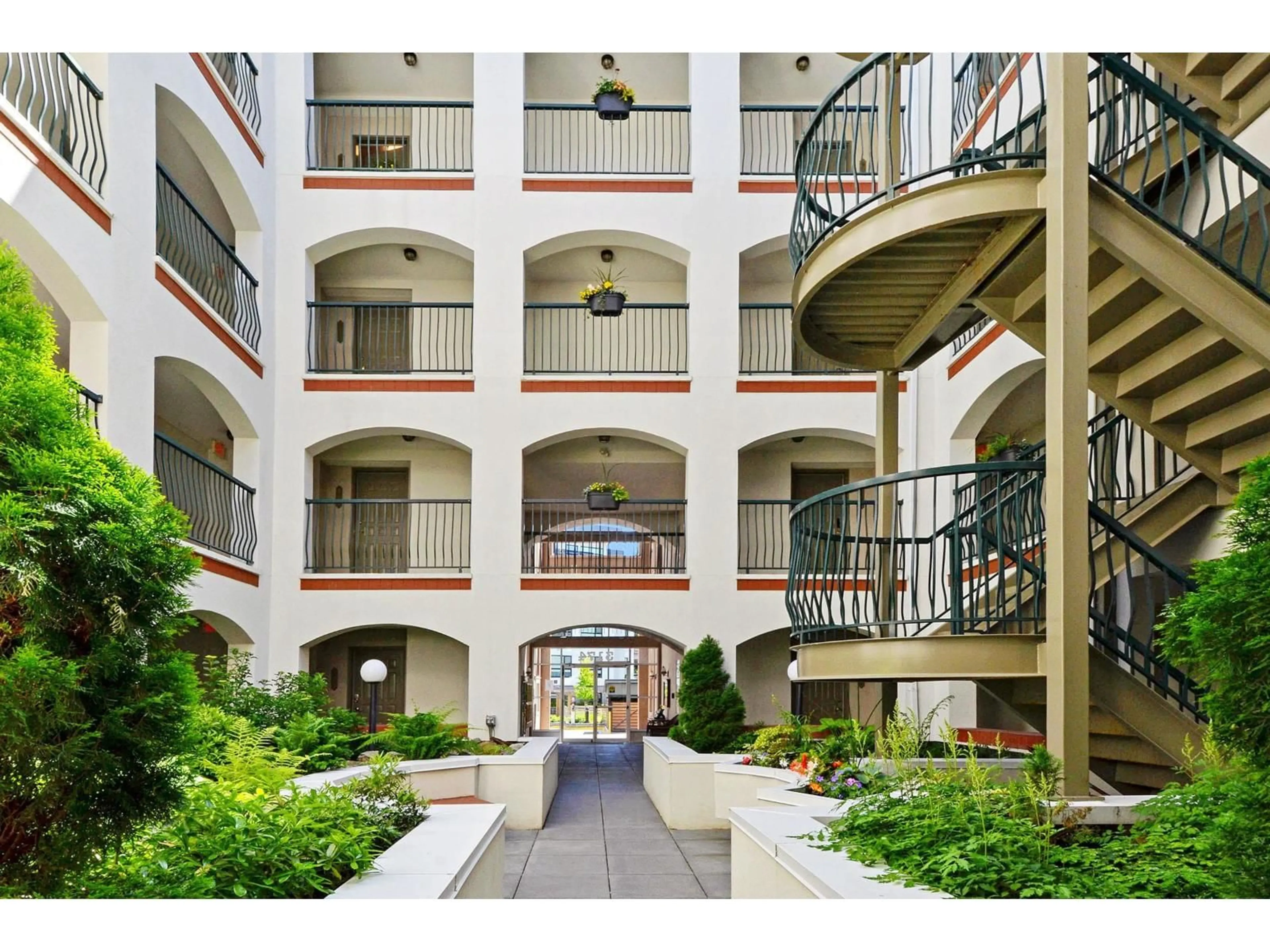 Indoor foyer for 303 - 3174 GLADWIN ROAD, Abbotsford British Columbia V2T5T5