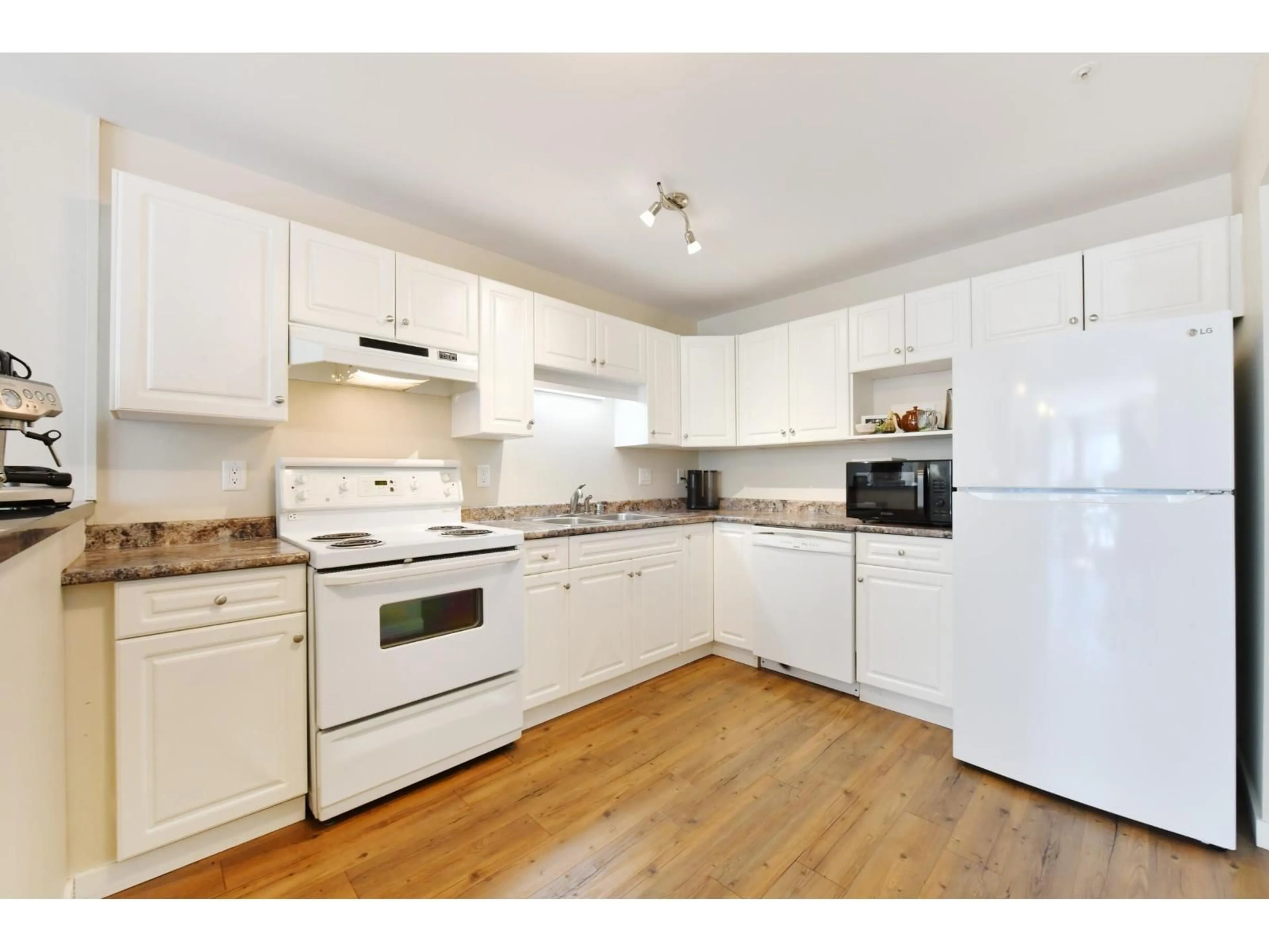 Standard kitchen, unknown for 303 - 3174 GLADWIN ROAD, Abbotsford British Columbia V2T5T5