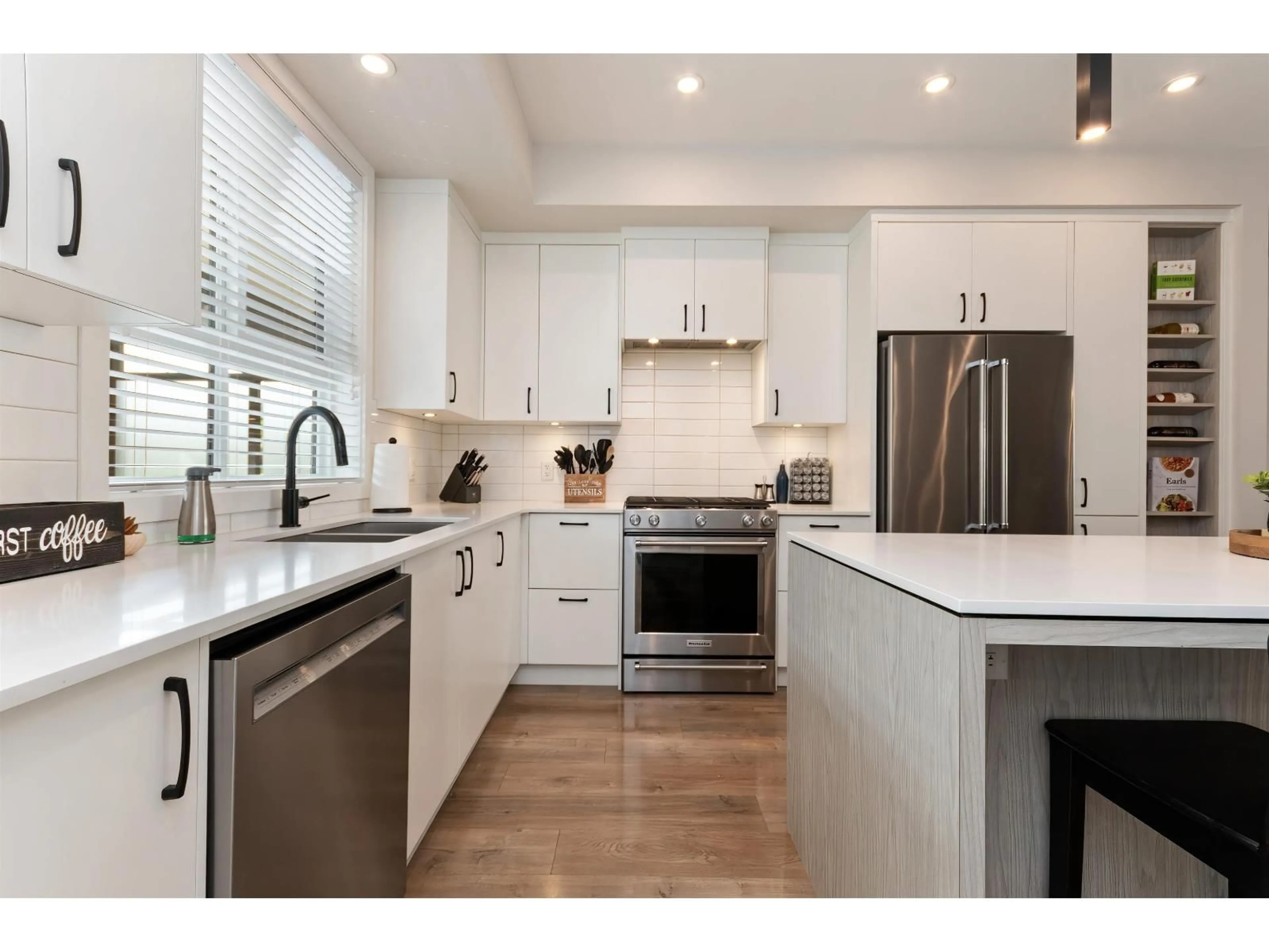 Open concept kitchen, ceramic/tile floor for 30 - 45500 CAMPUS DRIVE, Chilliwack British Columbia V2R6E9