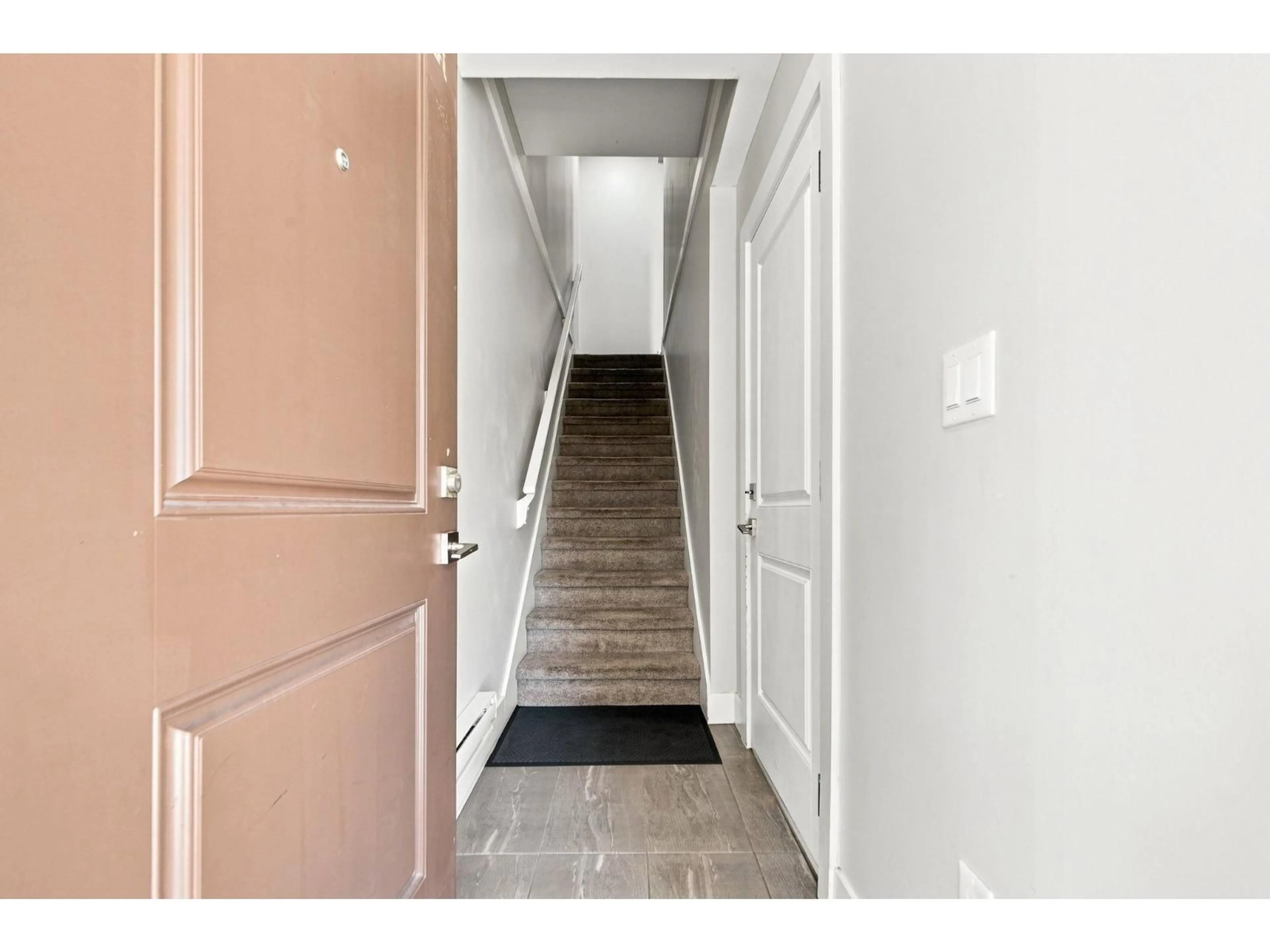 Indoor entryway for 19 - 2530 JANZEN STREET, Abbotsford British Columbia V2T0H7