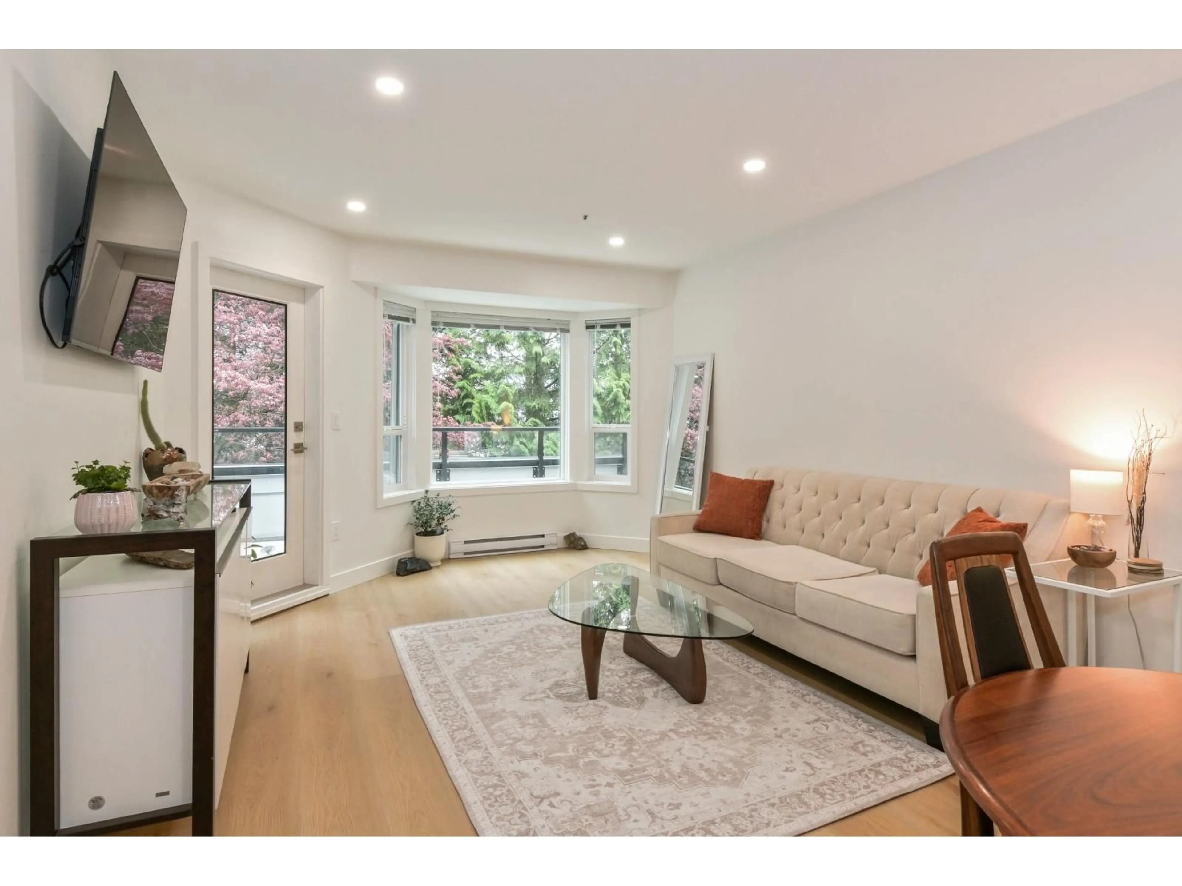 Living room with furniture, unknown for 203 - 2700 MCCALLUM ROAD, Abbotsford British Columbia V2S6X9