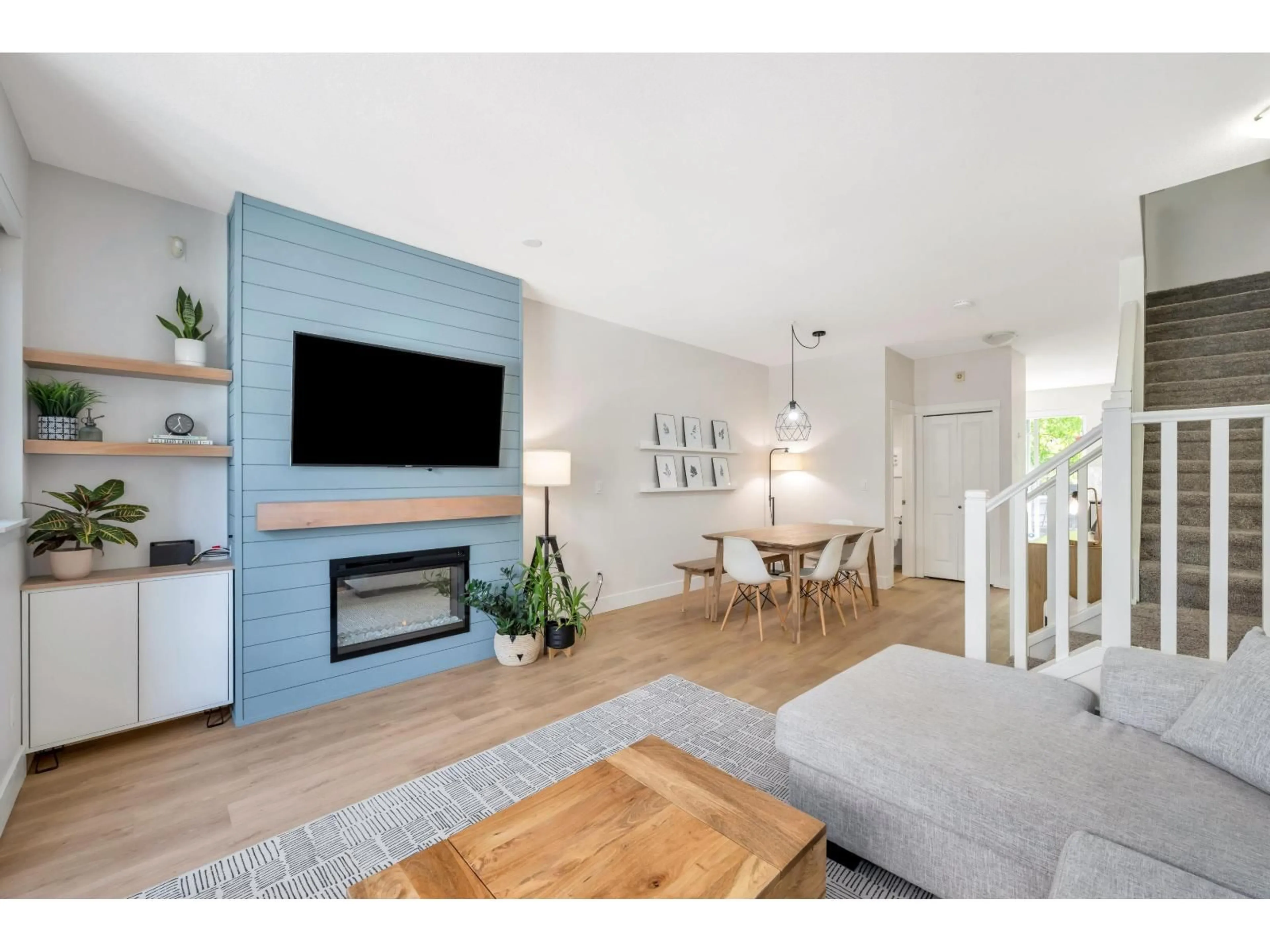 Living room with furniture, wood/laminate floor for 14 - 7088 191 STREET, Surrey British Columbia V4N0B4