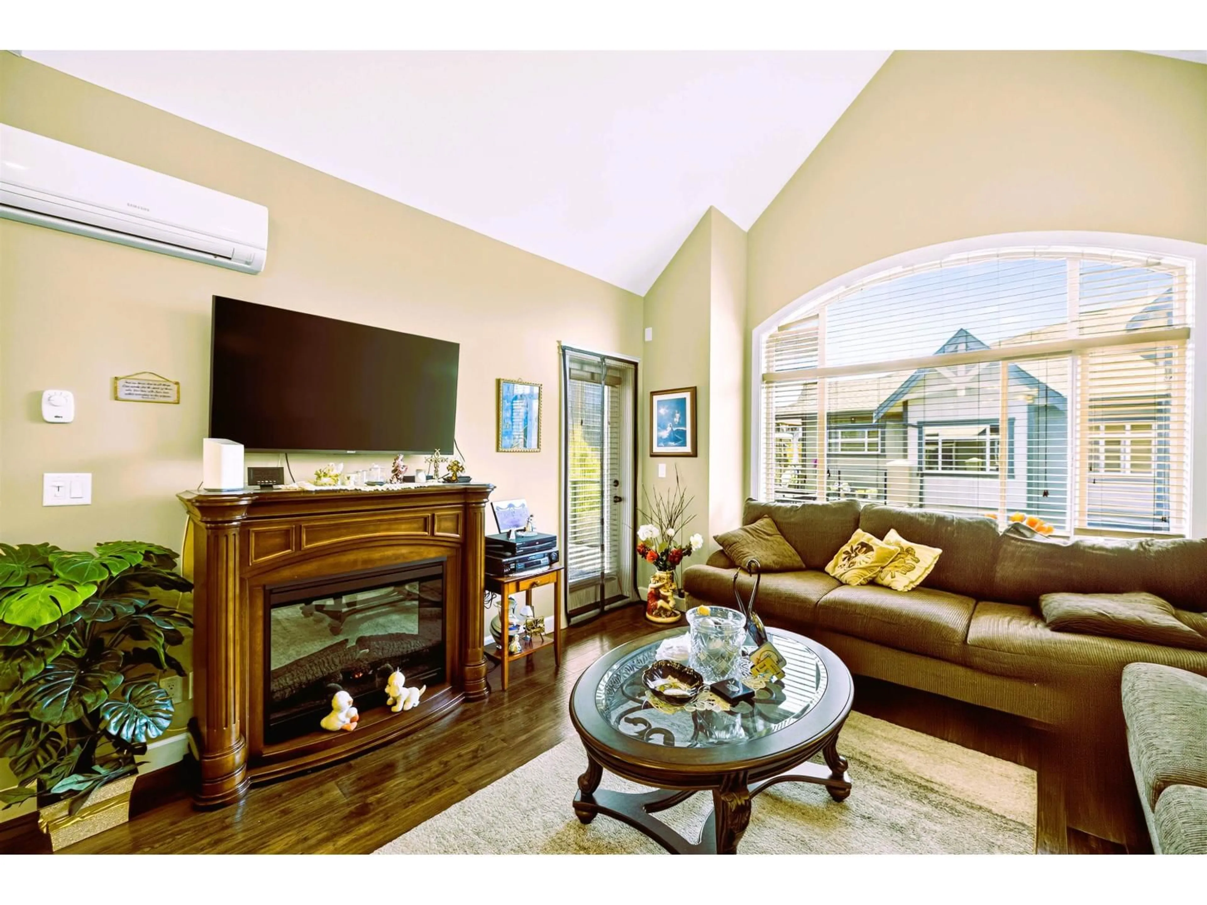 Living room with furniture, wood/laminate floor for 590 - 8288 207A STREET, Langley British Columbia V2Y0L2