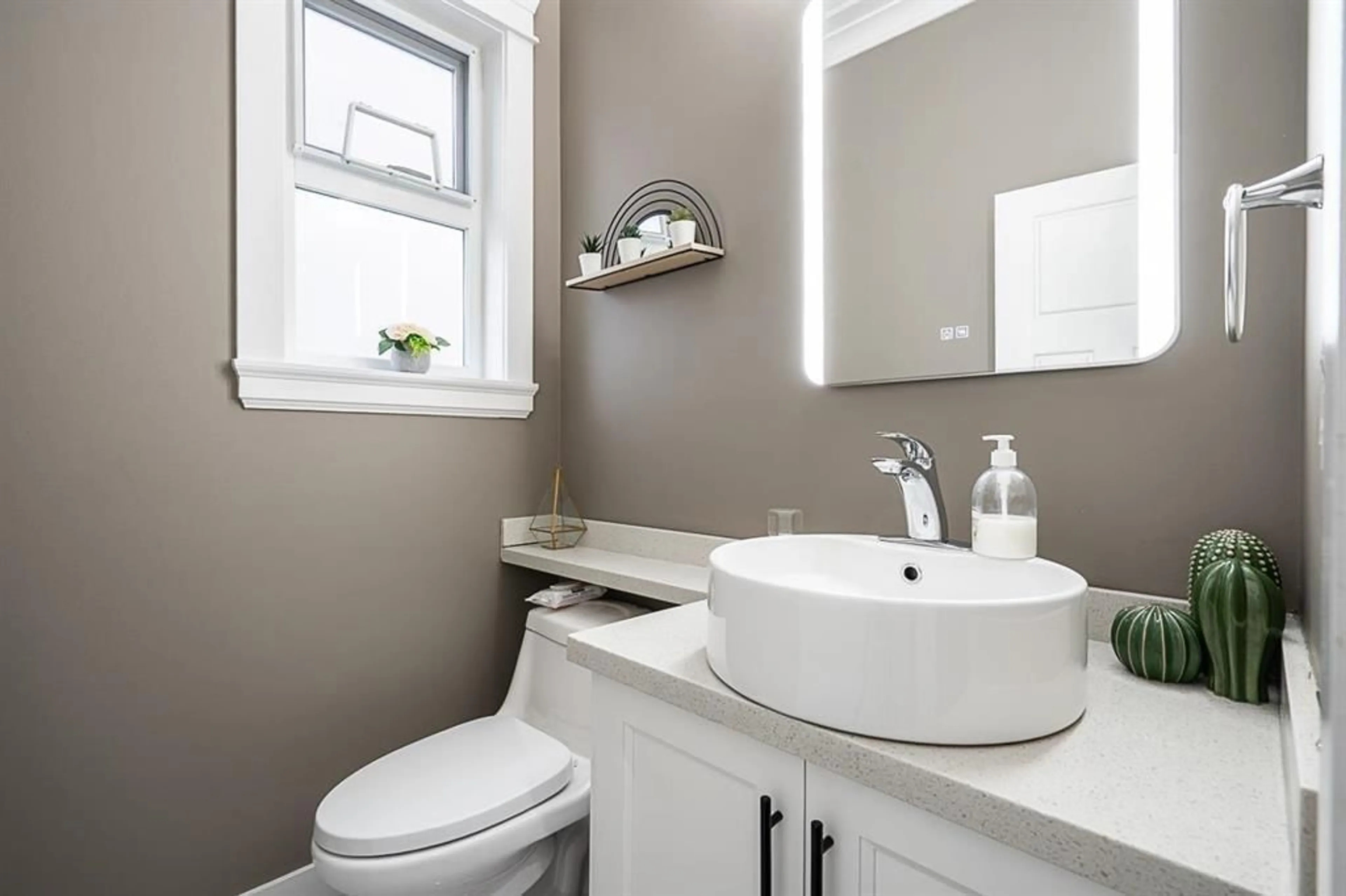 Contemporary bathroom, ceramic/tile floor for 13916 60 AVENUE, Surrey British Columbia V3X0G6