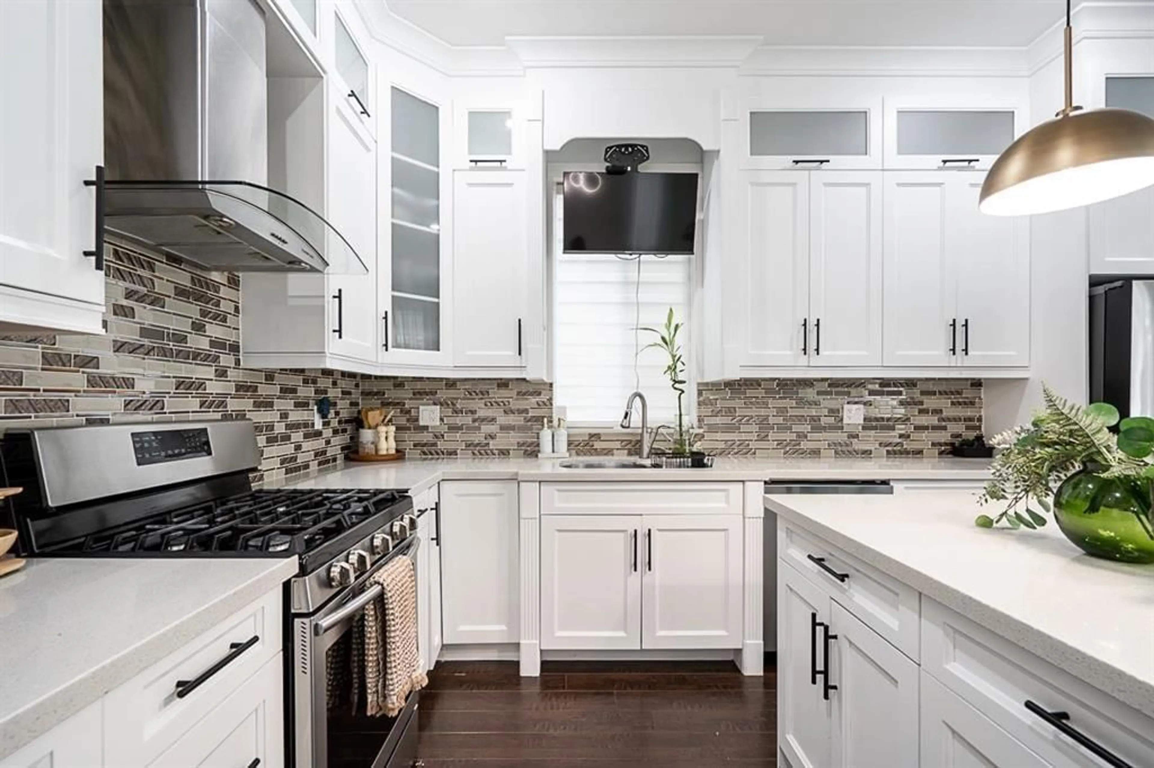 Contemporary kitchen, ceramic/tile floor for 13916 60 AVENUE, Surrey British Columbia V3X0G6