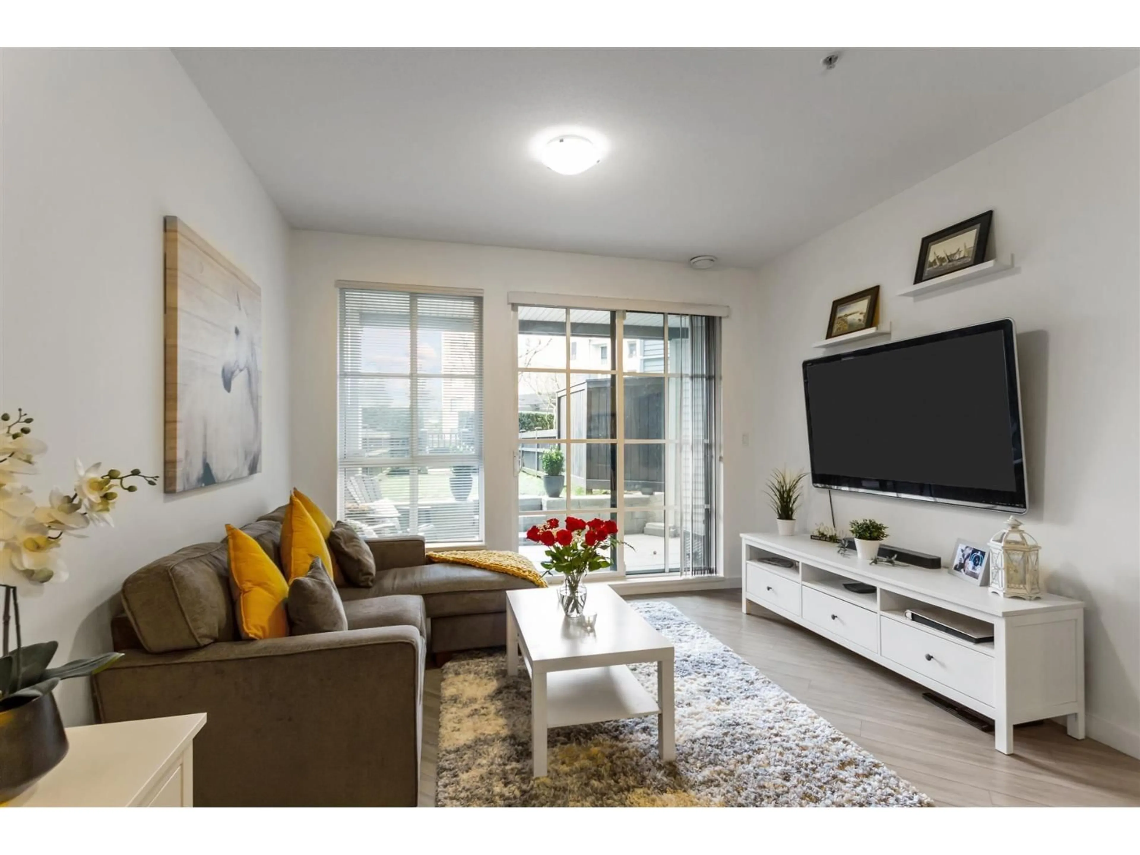 Living room with furniture, unknown for 132 - 15168 33 AVENUE, Surrey British Columbia V3Z0N7