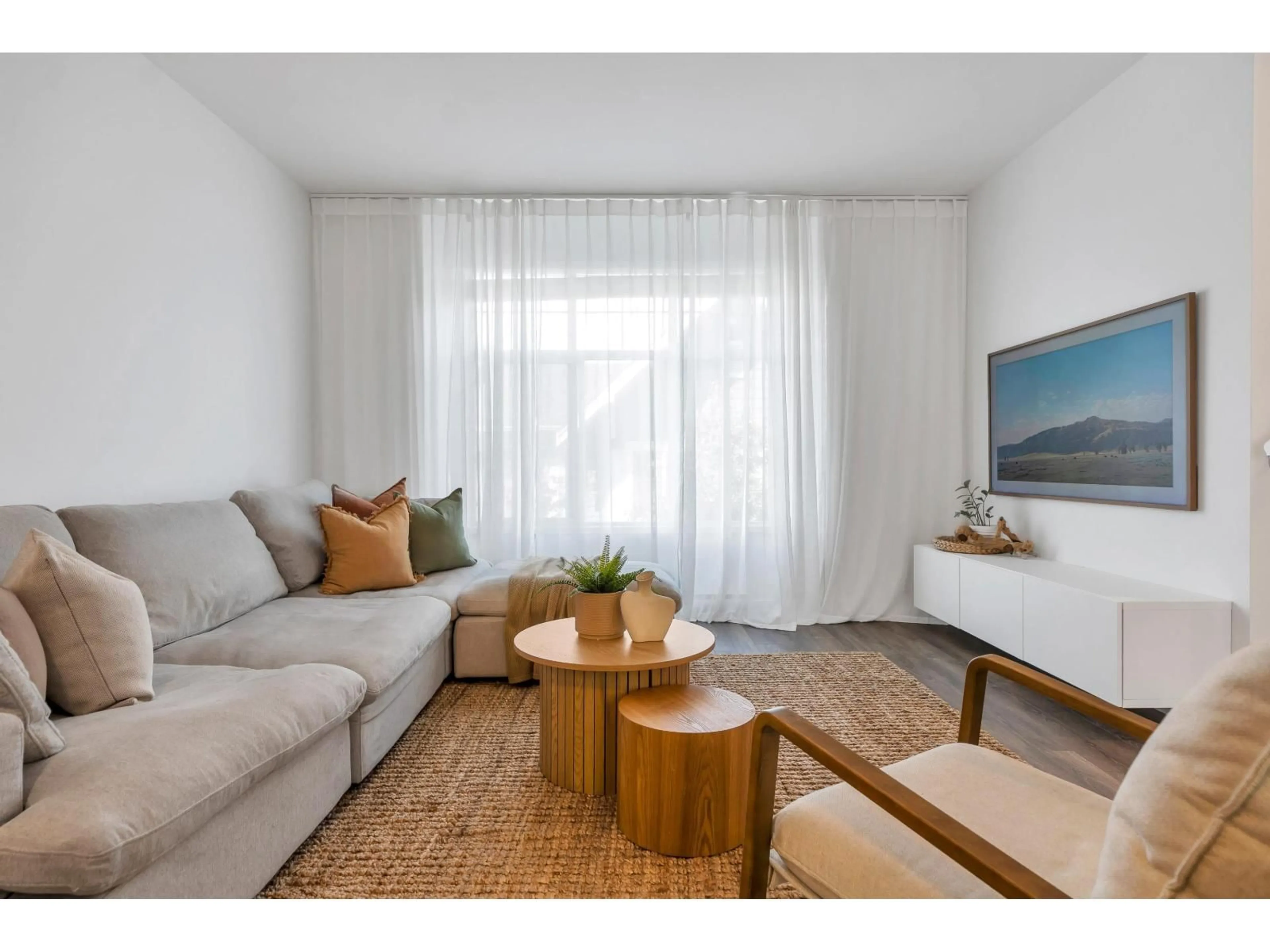 Living room with furniture, wood/laminate floor for 103 - 15268 28 AVENUE, Surrey British Columbia V4P0E8