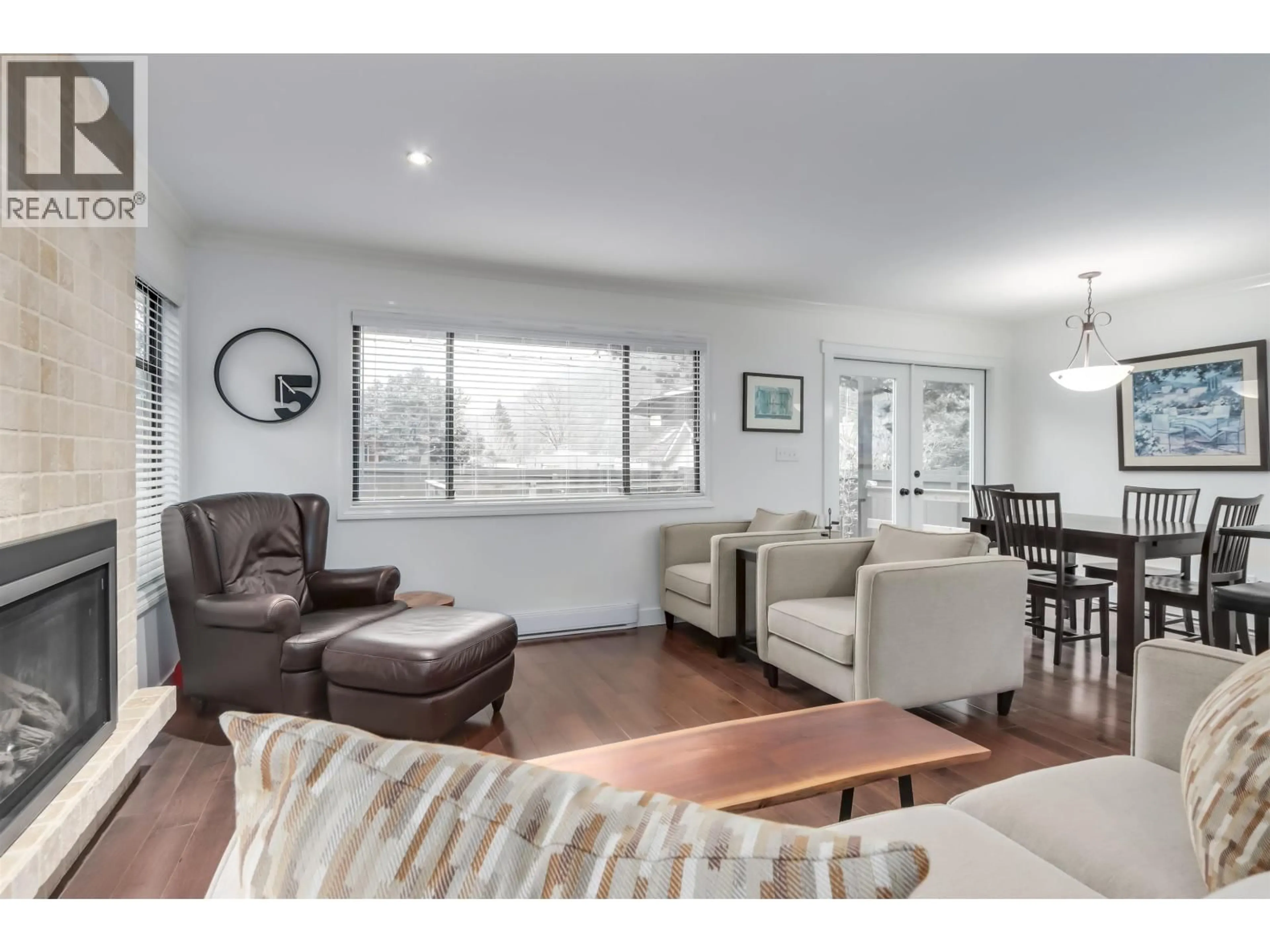 Living room with furniture, wood/laminate floor for 6590 NELSON AVENUE, West Vancouver British Columbia V7W2A9