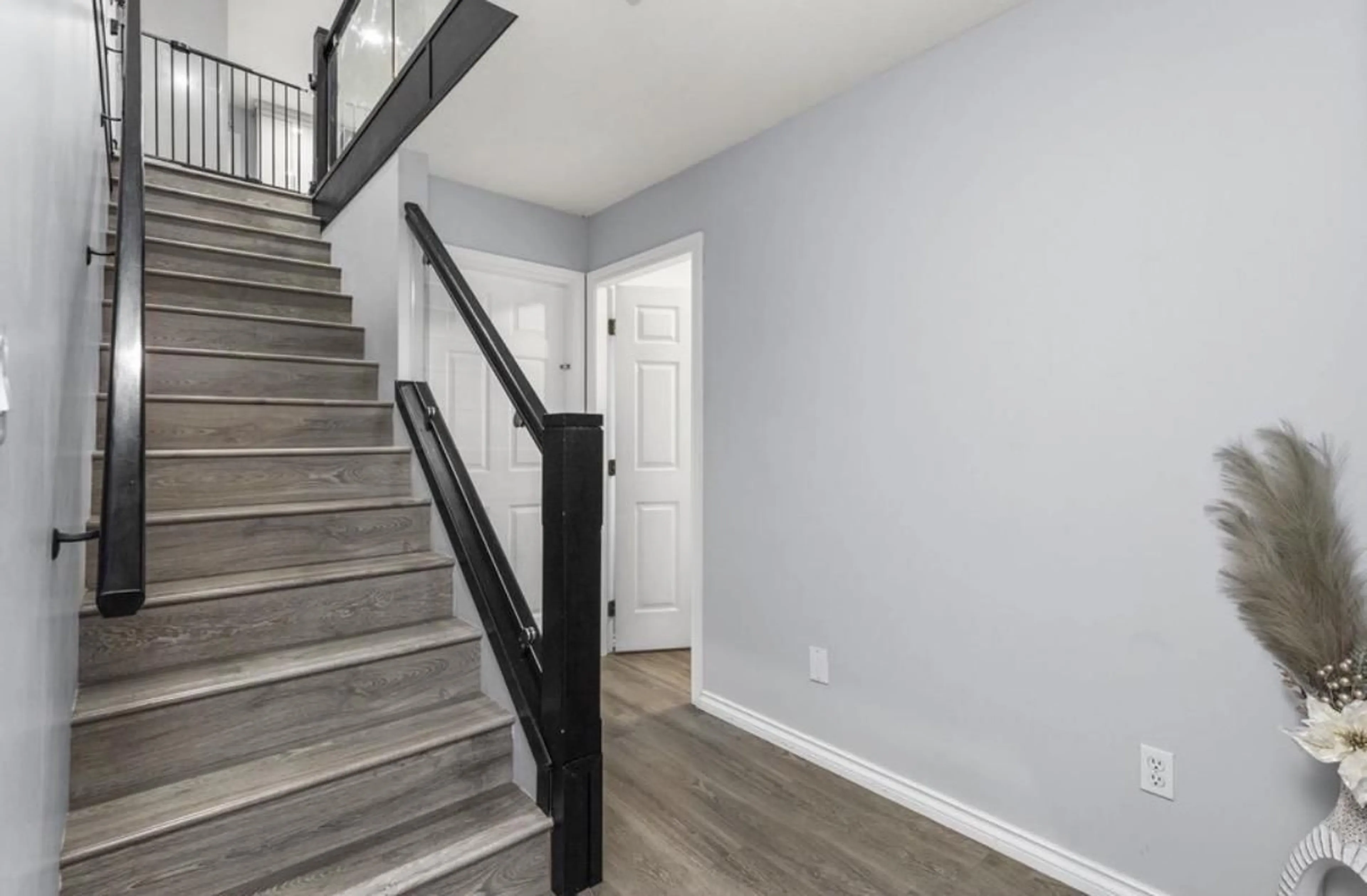 Stairs for 34795 1 AVENUE, Abbotsford British Columbia V2S8C2