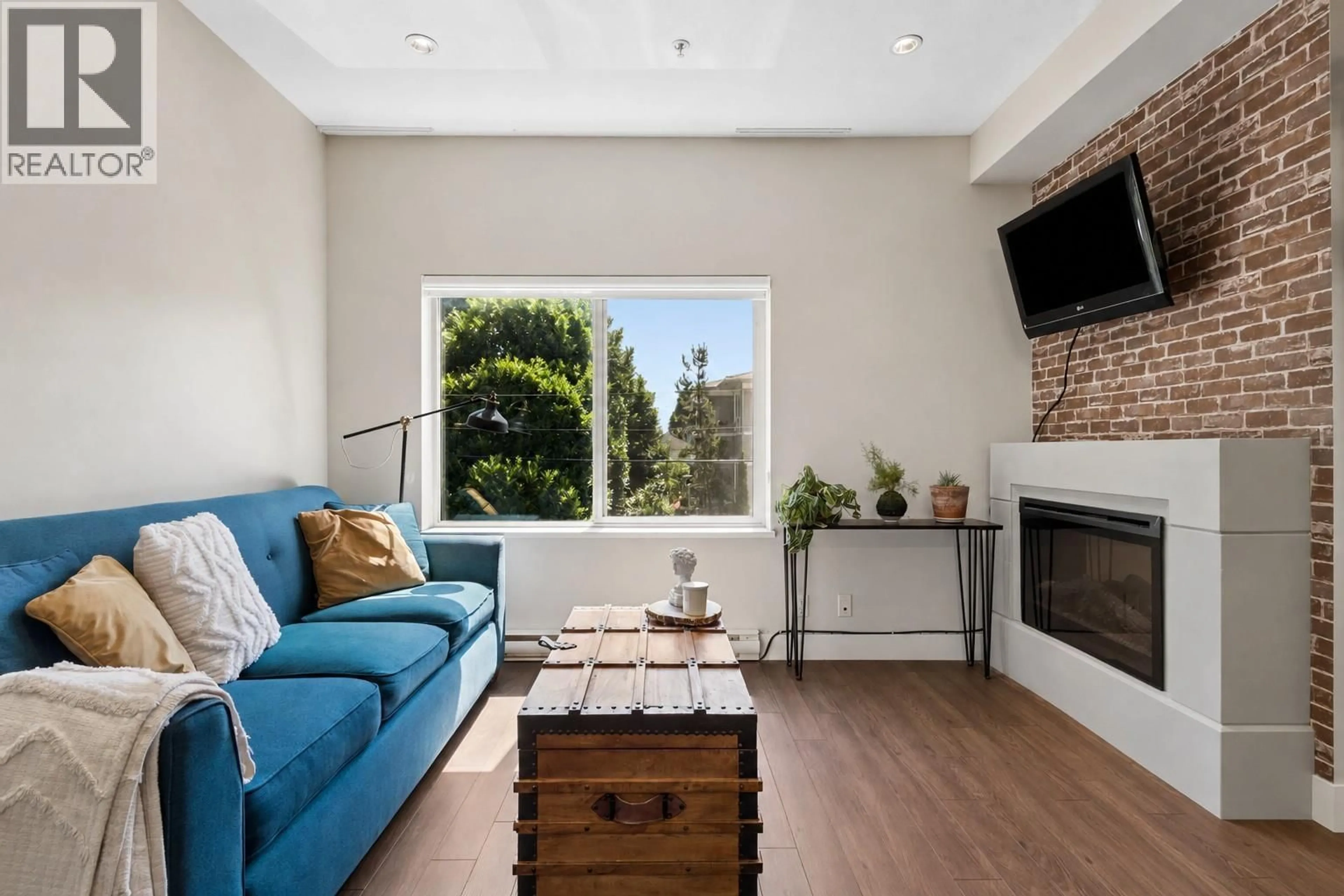 Living room with furniture, unknown for 206 - 1273 MARINE DRIVE, North Vancouver British Columbia V7P1T3