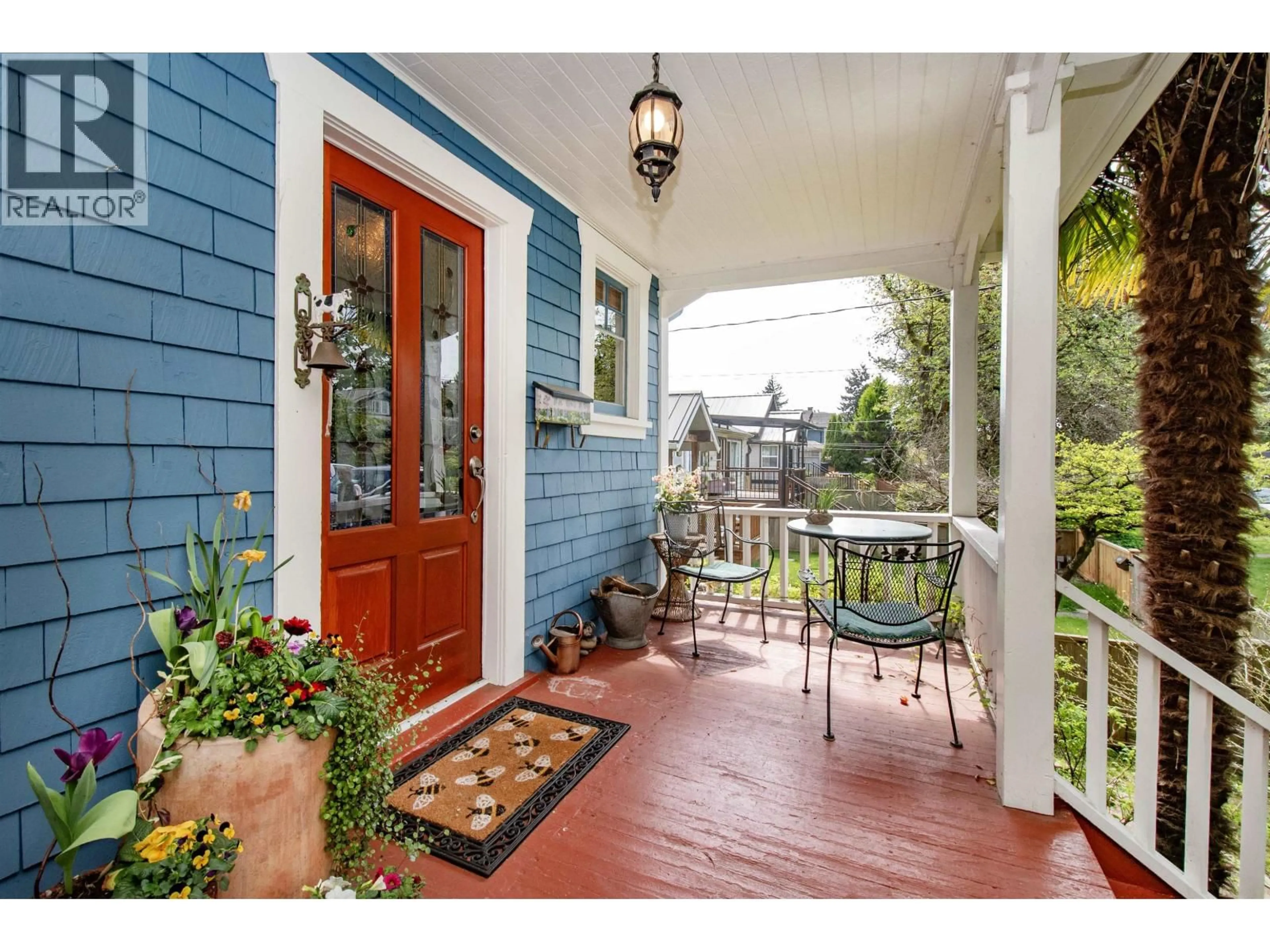 Indoor entryway for 1560 MACGOWAN AVENUE, North Vancouver British Columbia V7P2X2