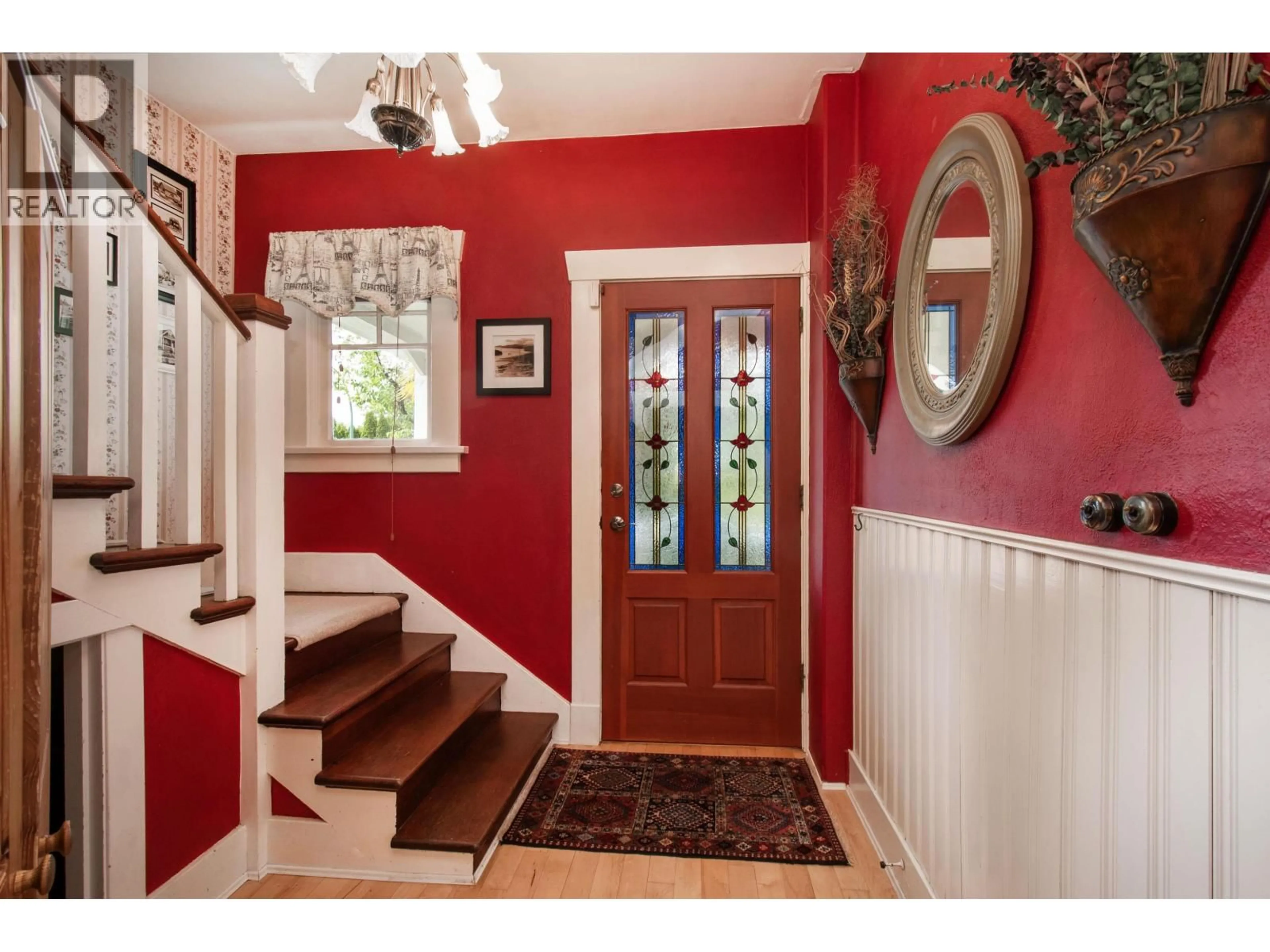 Indoor entryway for 1560 MACGOWAN AVENUE, North Vancouver British Columbia V7P2X2