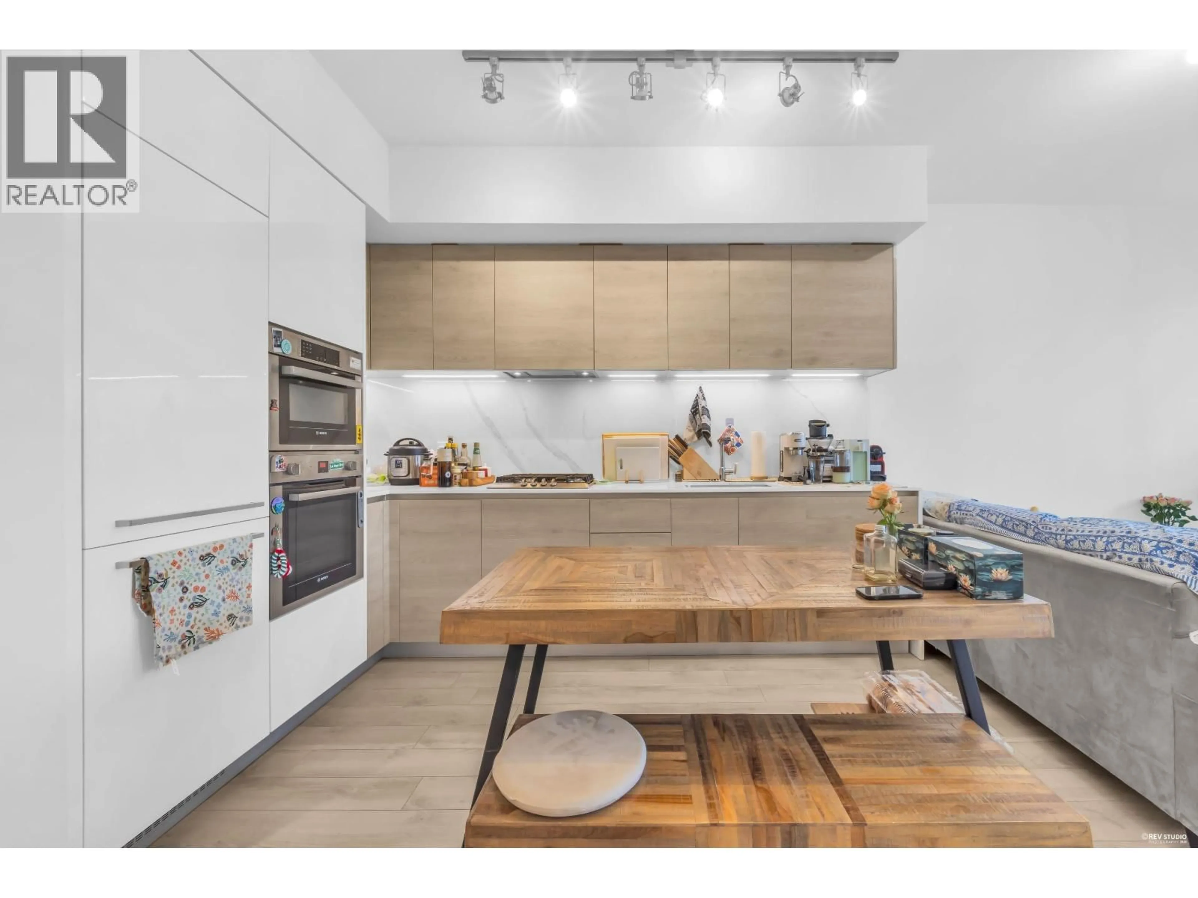 Open concept kitchen, wood/laminate floor for 1203 - 2085 SKYLINE COURT, Burnaby British Columbia V5C0M6