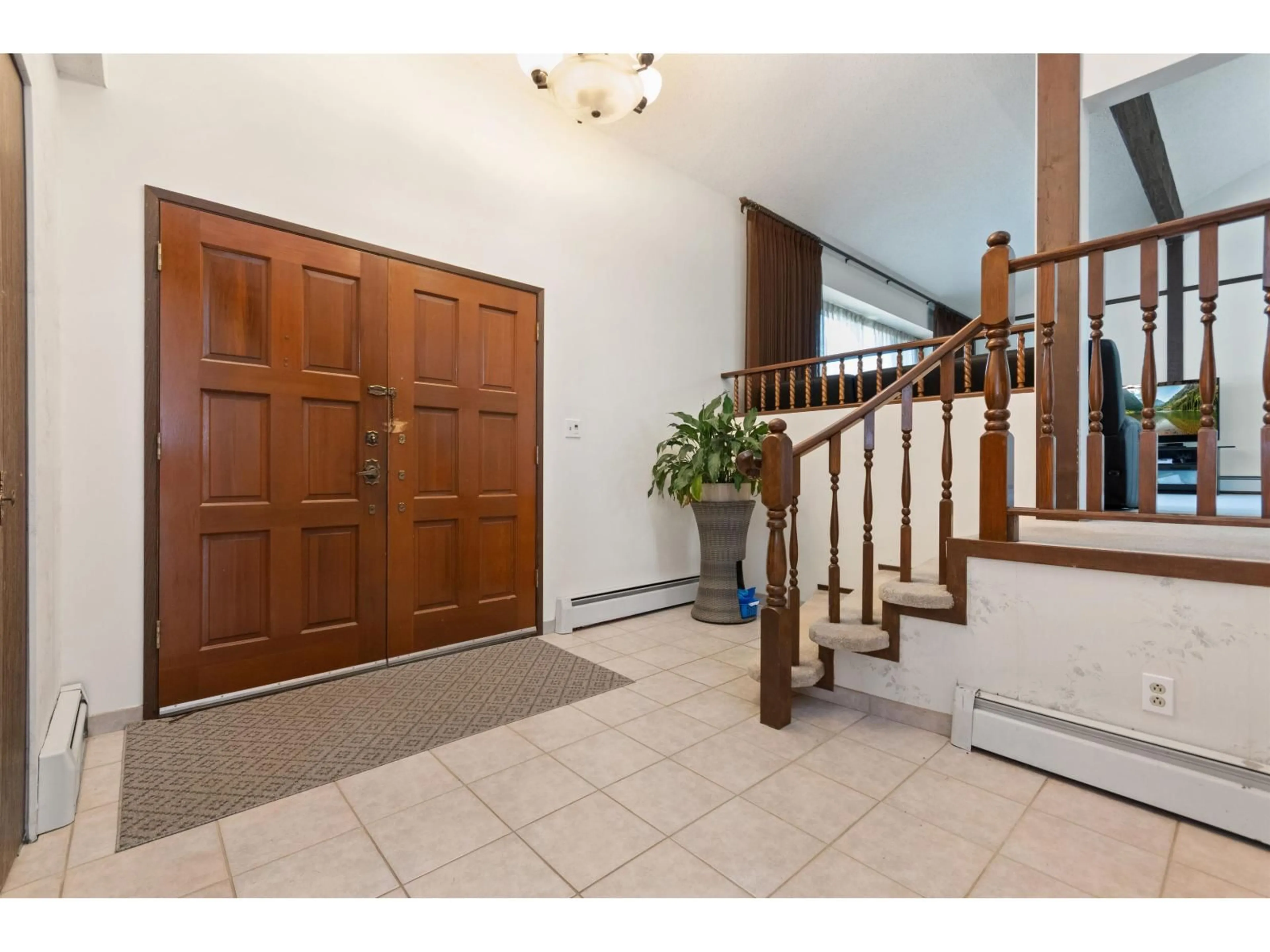 Indoor foyer for 46194 GREENWOOD DRIVE, Chilliwack British Columbia V2R4C8