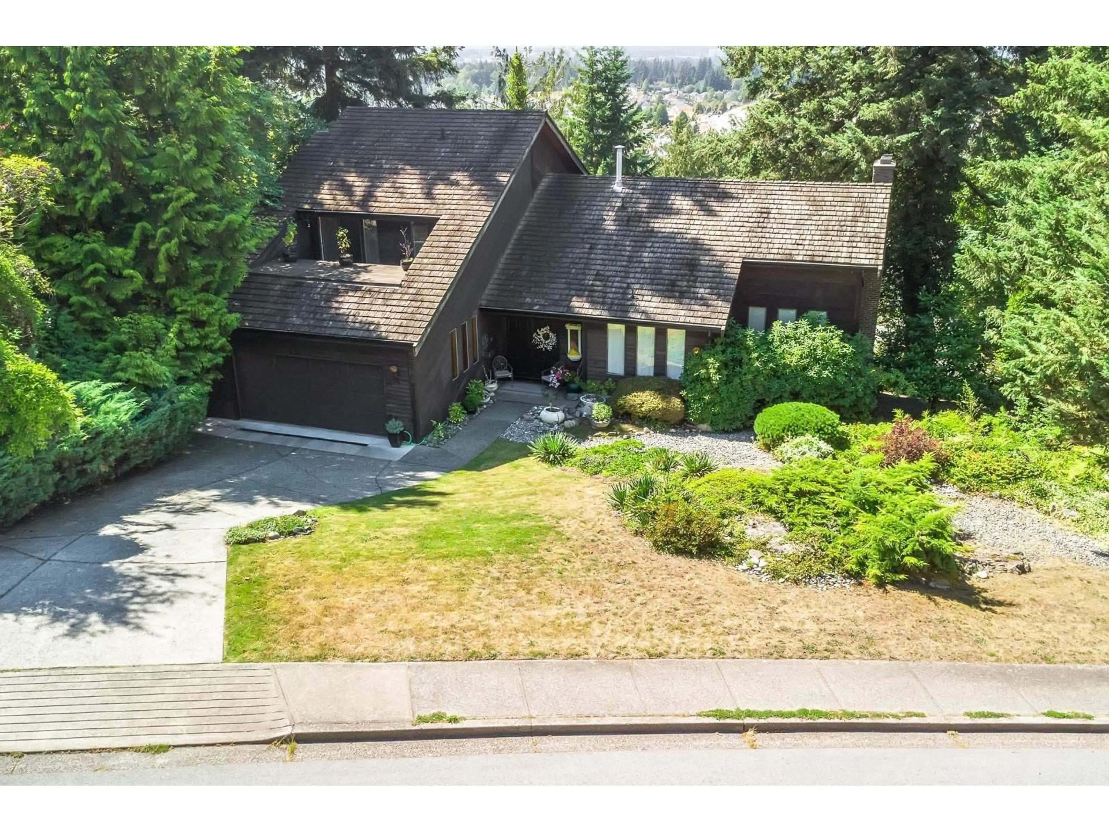 A pic from outside/outdoor area/front of a property/back of a property/a pic from drone, street for 2704 ST. MORITZ WAY, Abbotsford British Columbia V3G1C3