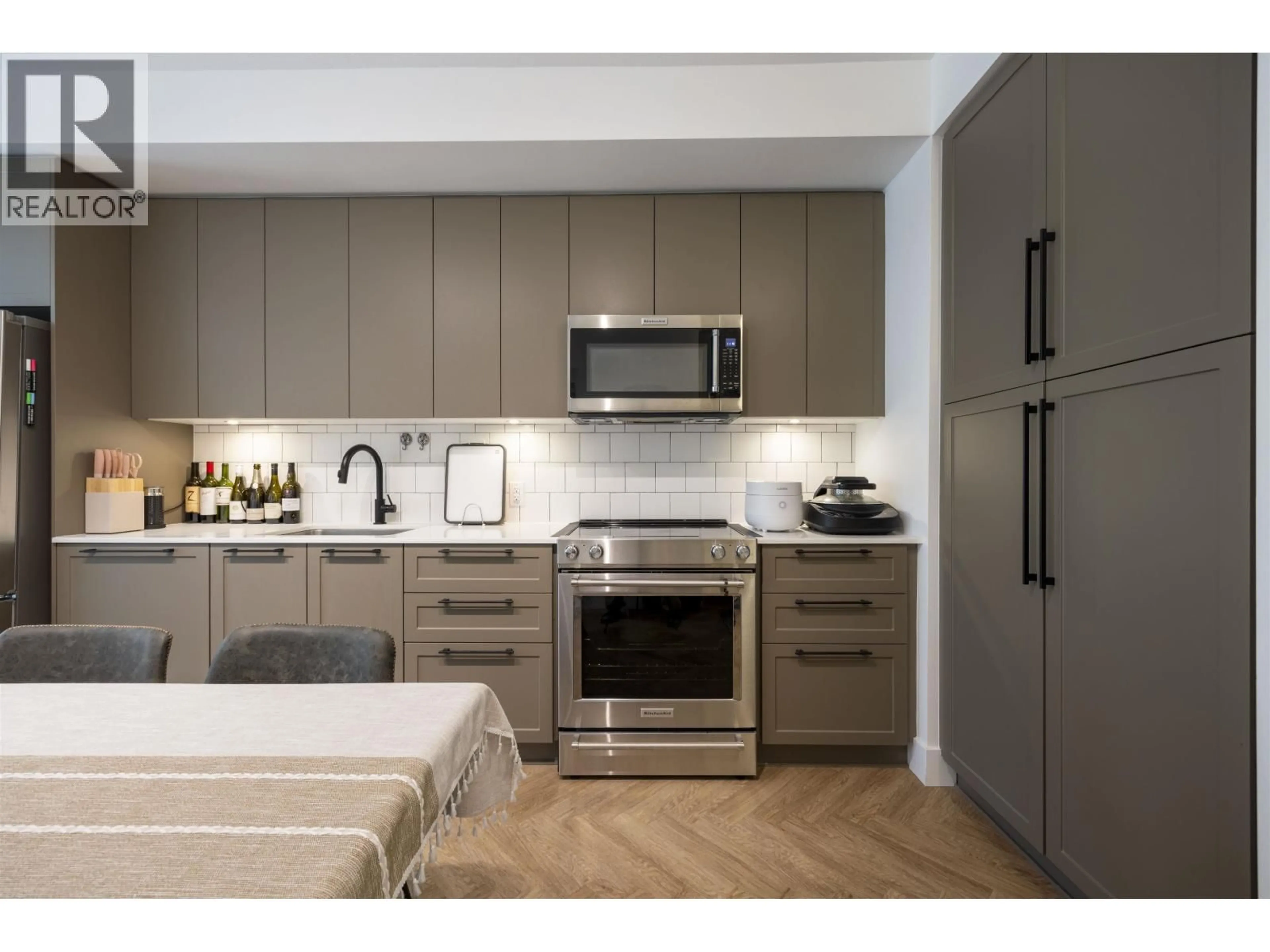 Open concept kitchen, unknown for 10 - 9278 SLOPES MEWS, Burnaby British Columbia V5A0G1