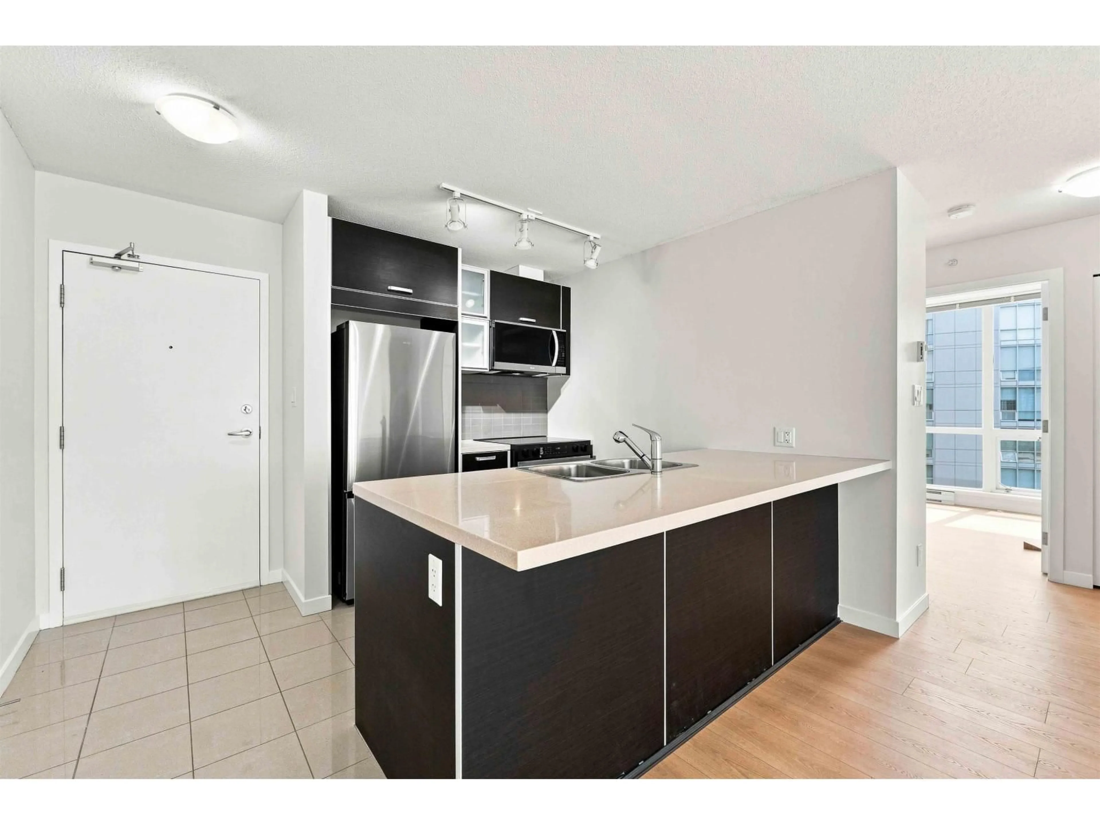 Standard kitchen, unknown for 3202 - 13688 100 AVENUE, Surrey British Columbia V3T0G5