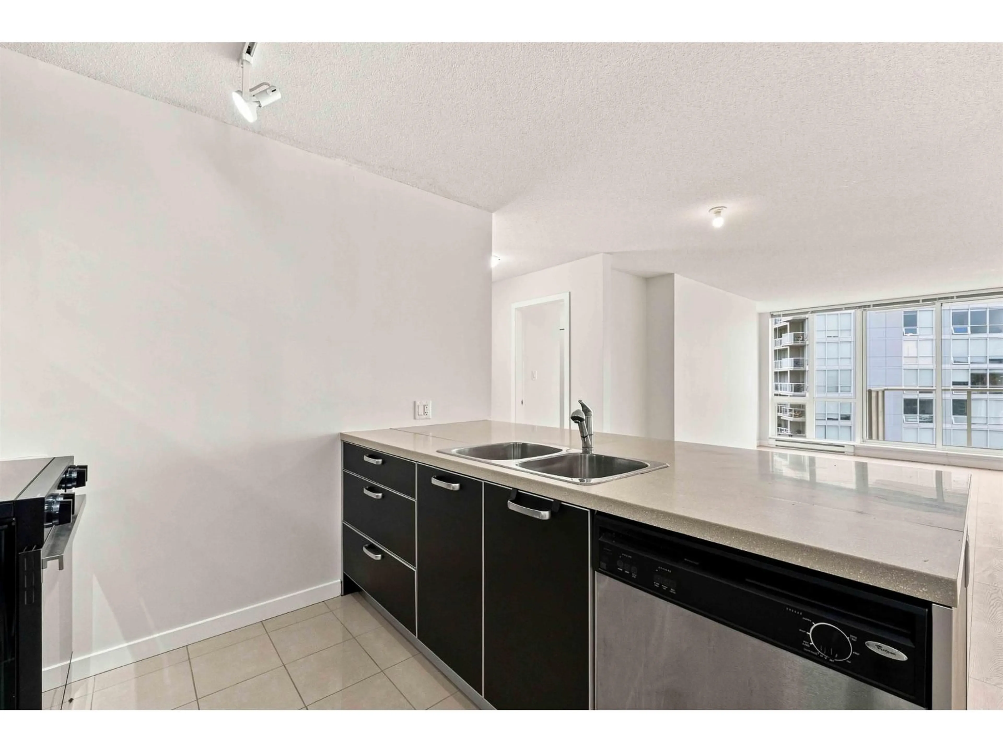 Standard kitchen, unknown for 3202 - 13688 100 AVENUE, Surrey British Columbia V3T0G5