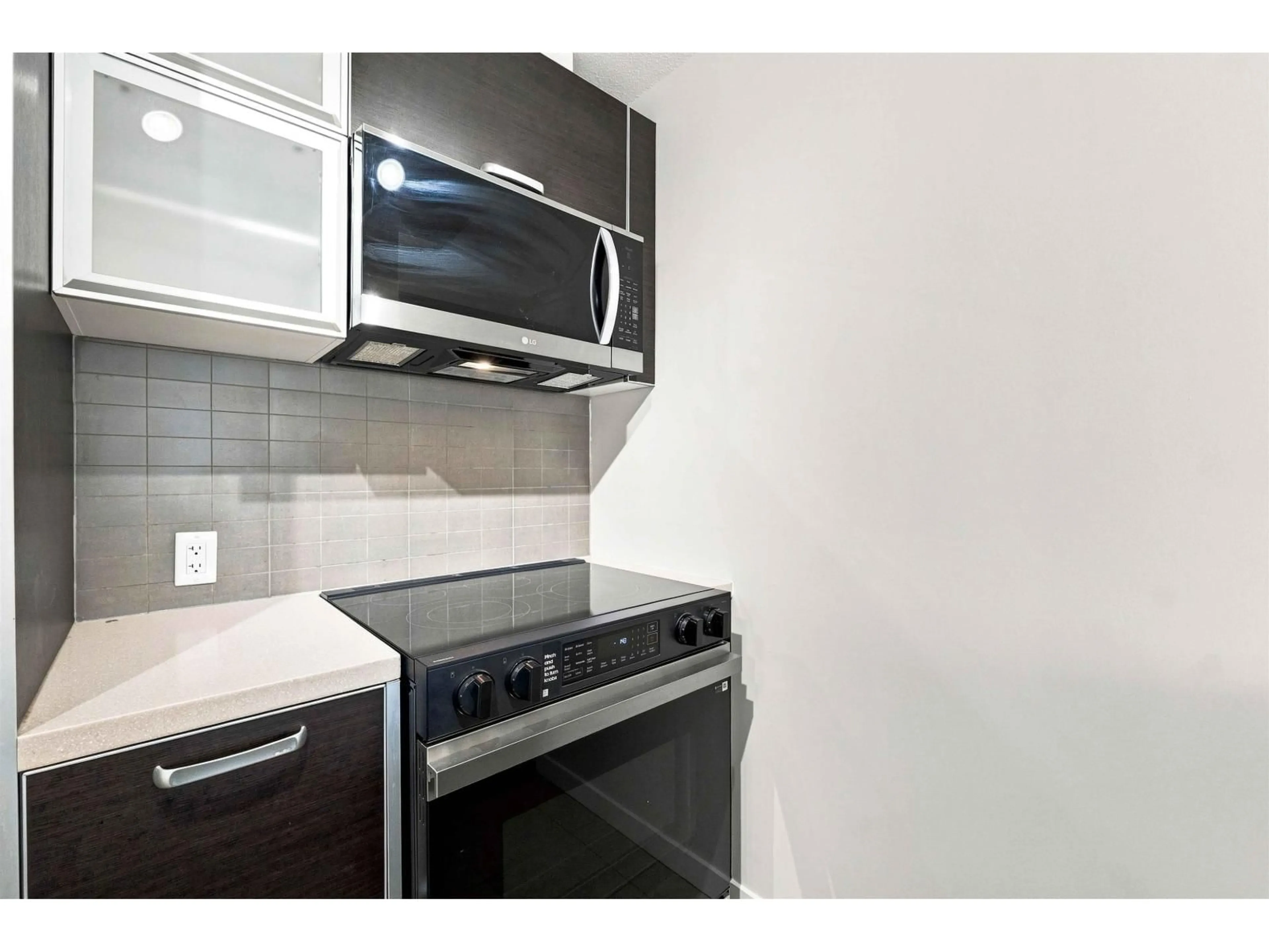 Standard kitchen, unknown for 3202 - 13688 100 AVENUE, Surrey British Columbia V3T0G5