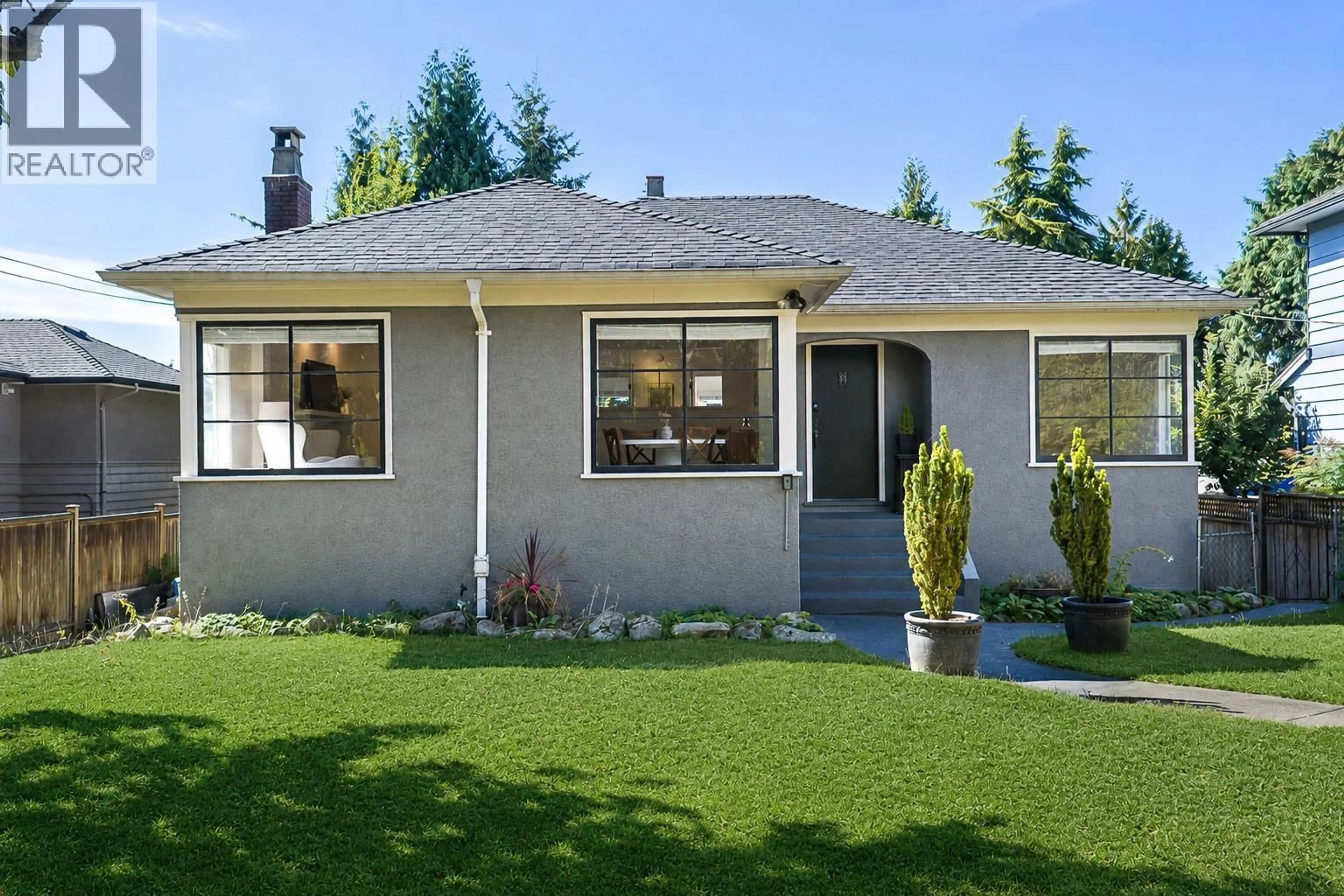 Home with vinyl exterior material, street for 1258 JEFFERSON AVENUE, West Vancouver British Columbia V7T2B1
