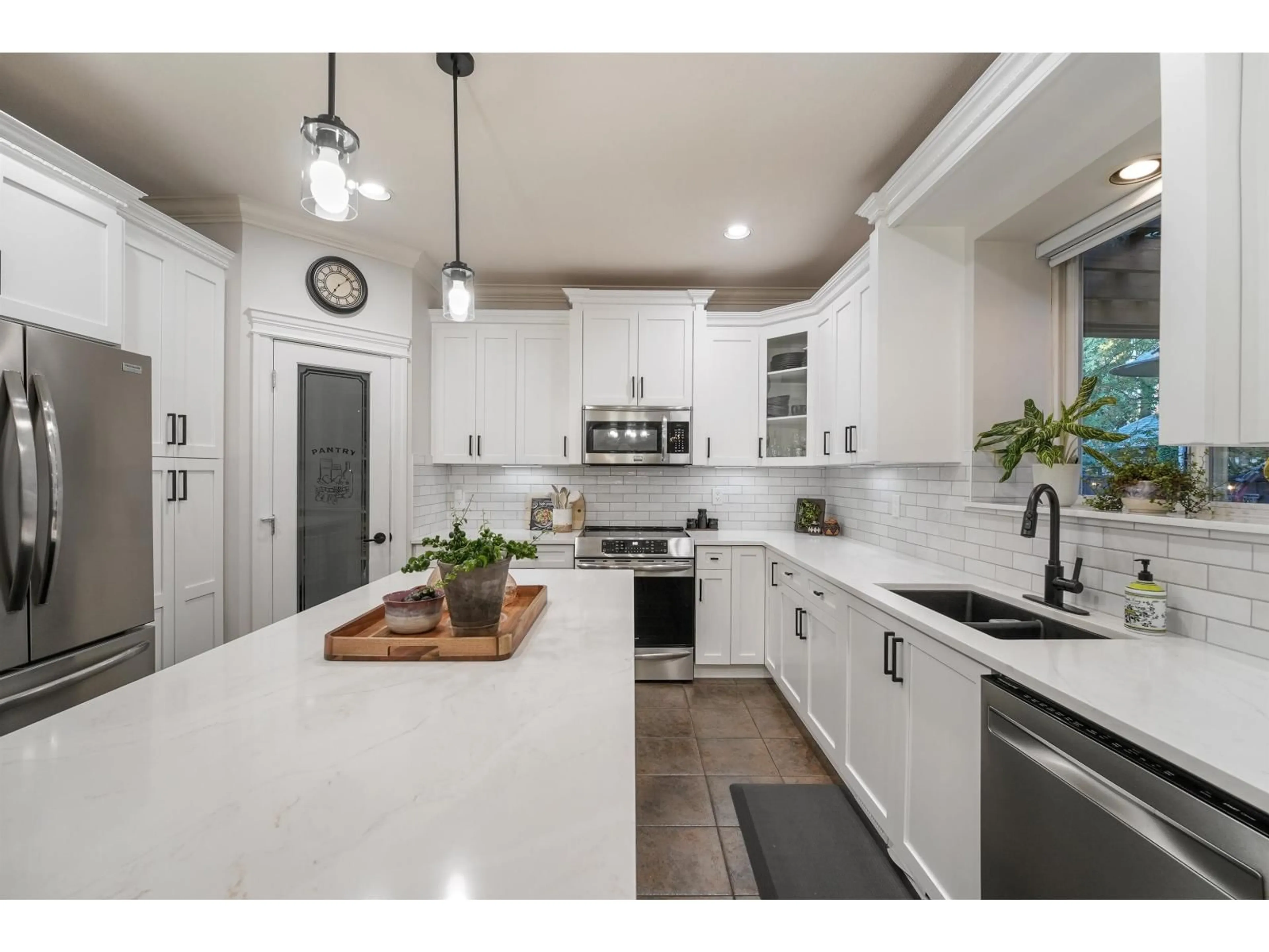 Open concept kitchen, ceramic/tile floor for 6580 187 STREET, Surrey British Columbia V3S4E5