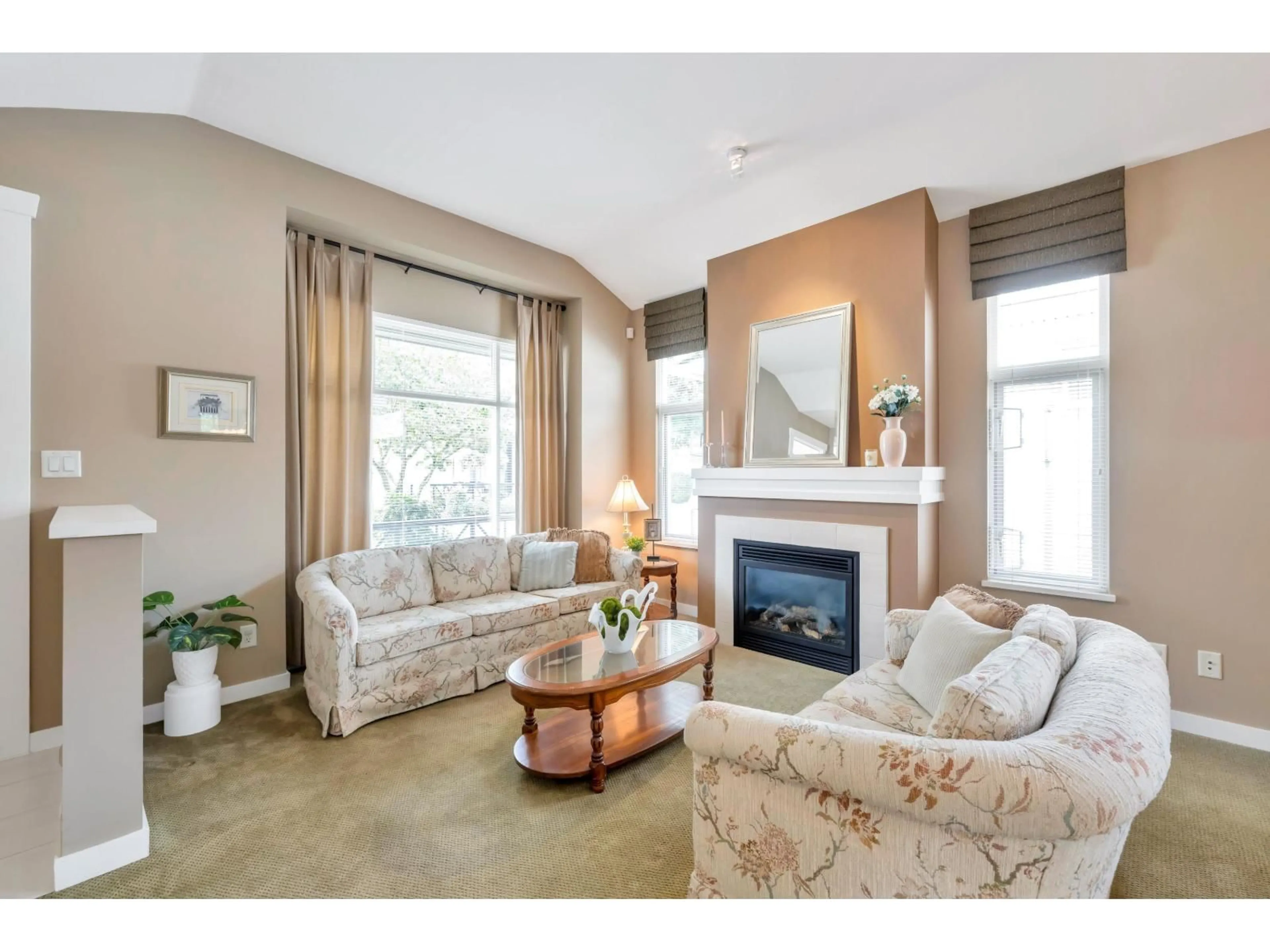 Living room with furniture, unknown for 33 - 15188 62A AVENUE, Surrey British Columbia V3S1W7