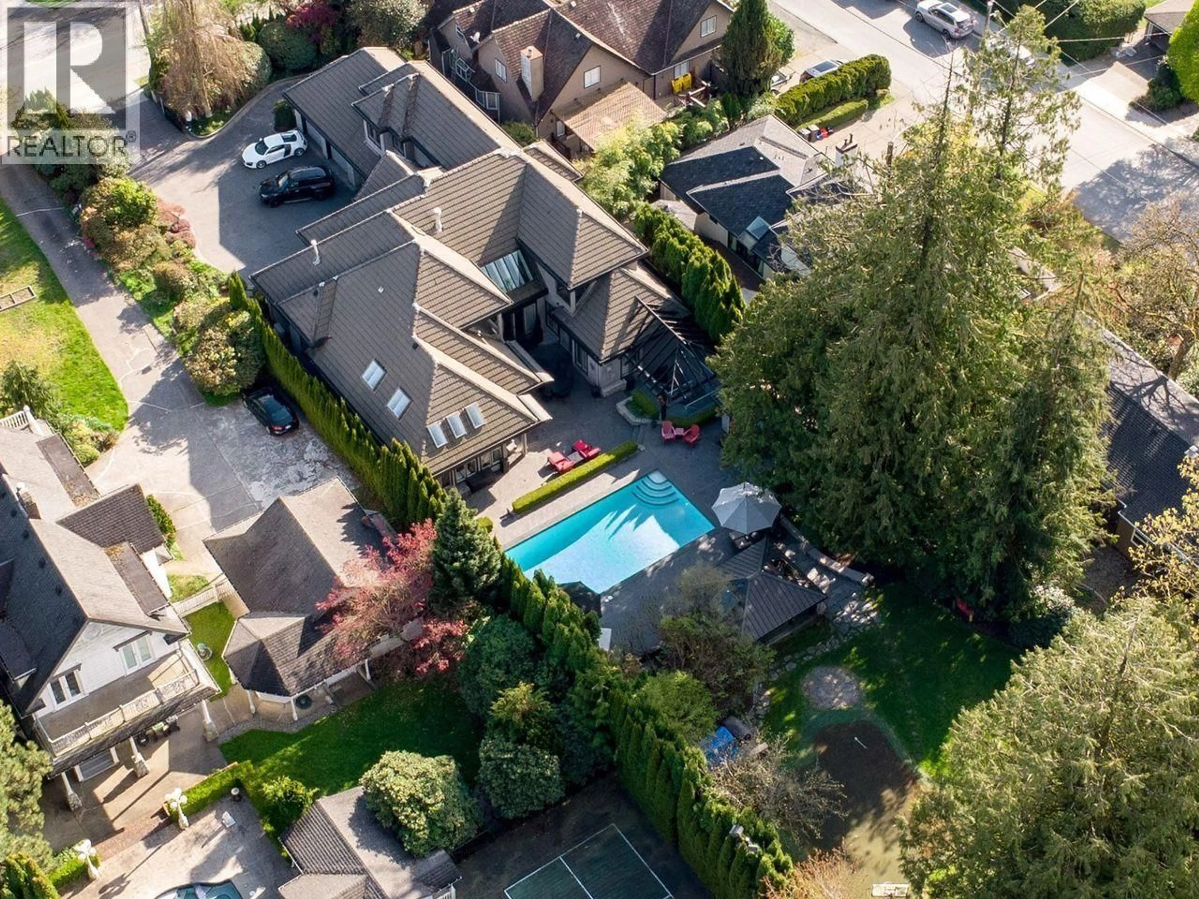A pic from outside/outdoor area/front of a property/back of a property/a pic from drone, street for 805 ROCHESTER AVENUE, Coquitlam British Columbia V3K2W3