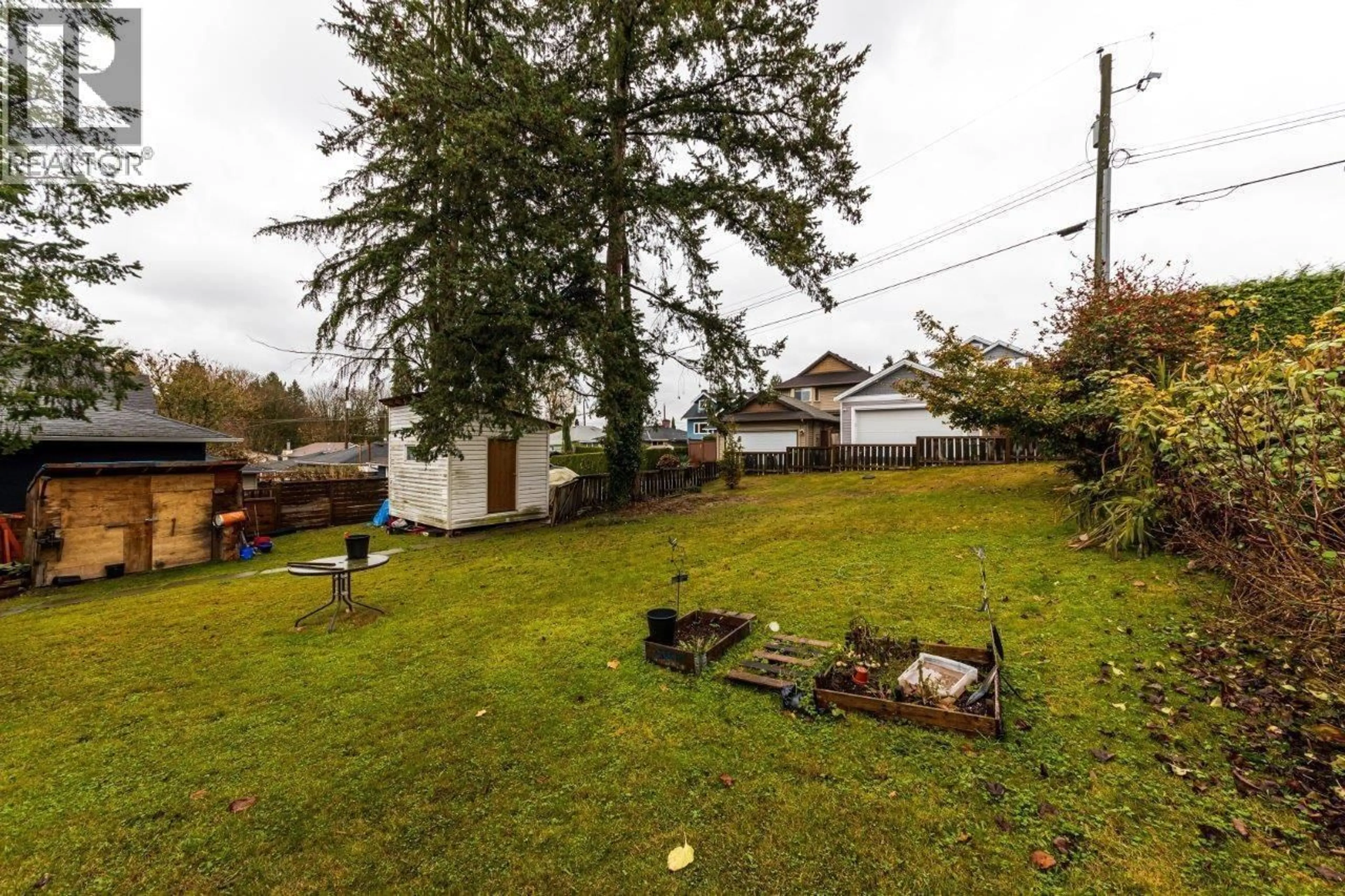 A pic from outside/outdoor area/front of a property/back of a property/a pic from drone, unknown for 320 HOLMES STREET, New Westminster British Columbia V3L4X5