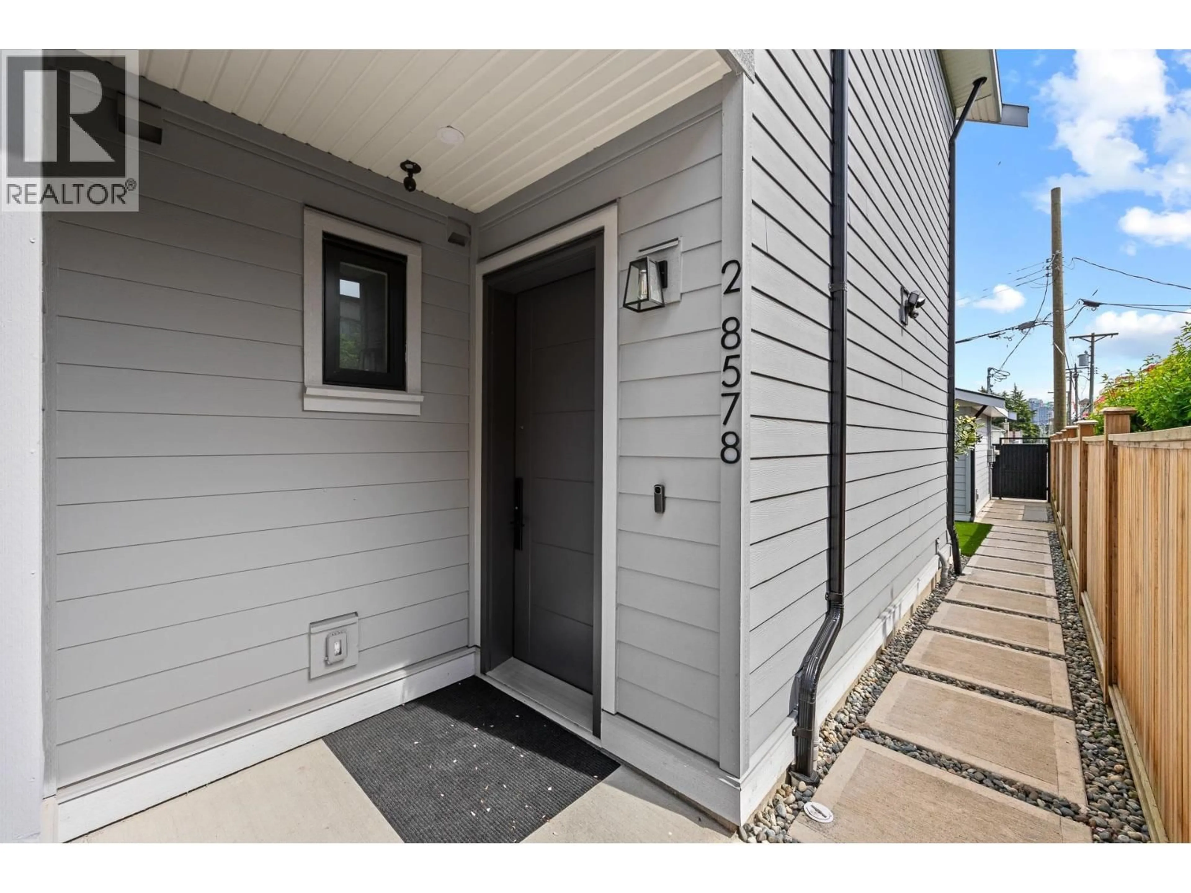 Indoor entryway for 2 - 8578 CARTIER STREET, Vancouver British Columbia V6P4T8