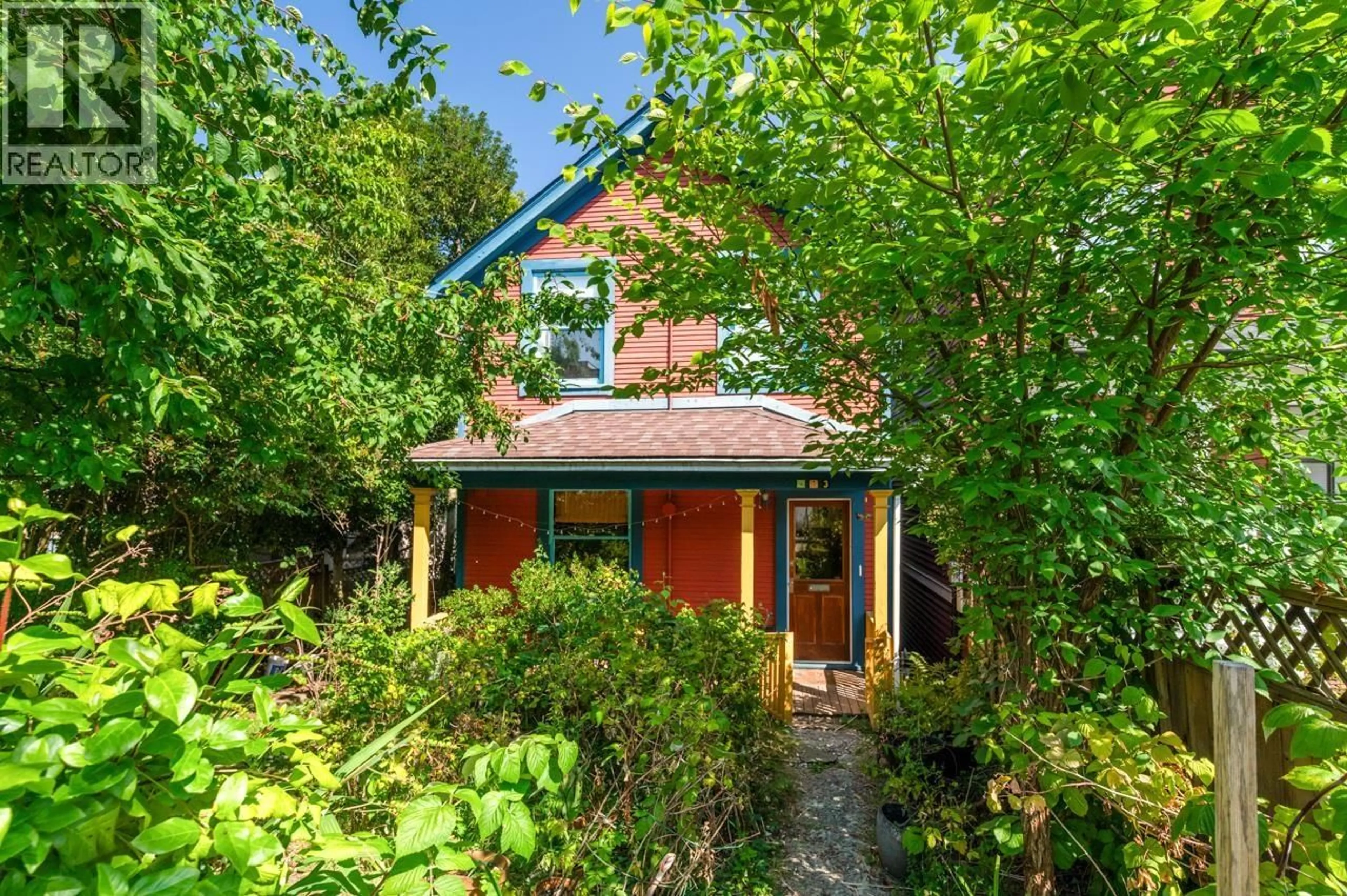 A pic from outside/outdoor area/front of a property/back of a property/a pic from drone, street for 473 6TH AVENUE, Vancouver British Columbia V5T1K7