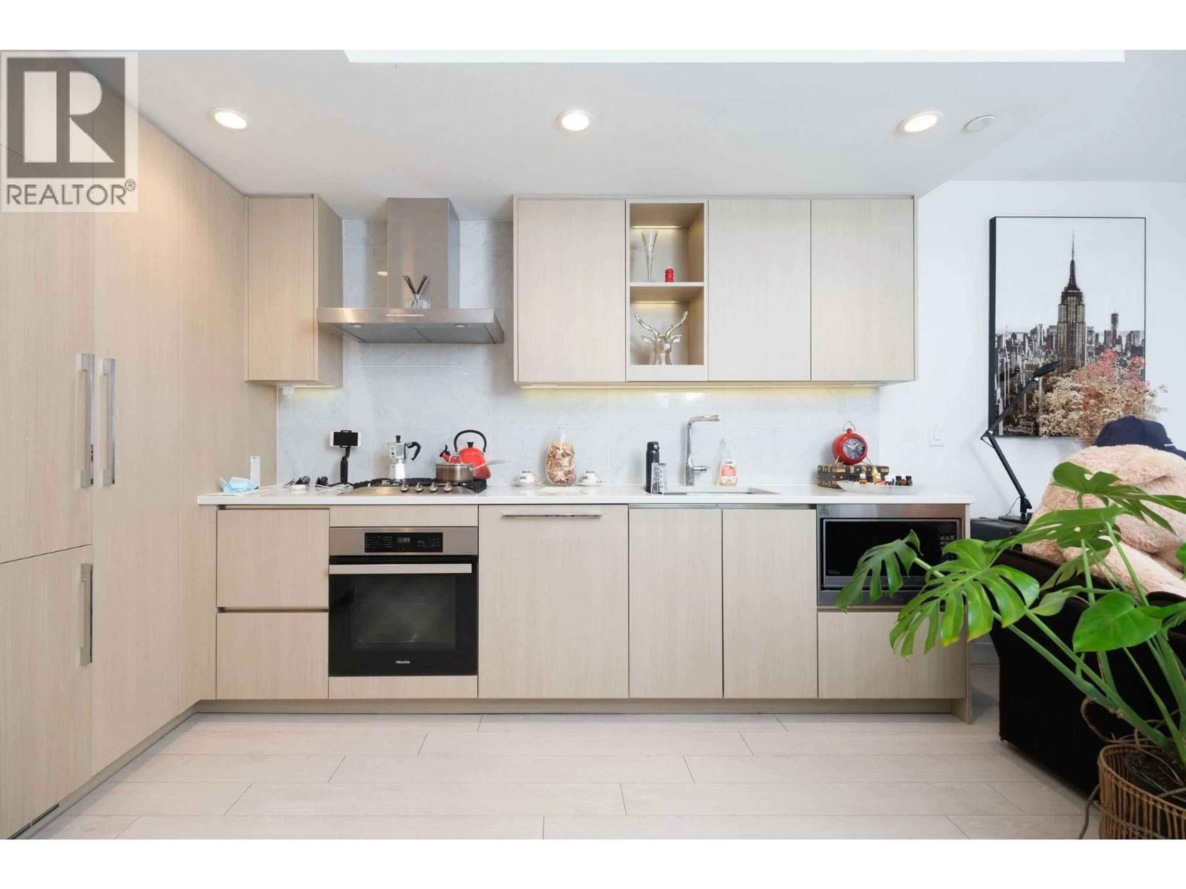 Standard kitchen, unknown for 905 - 1768 COOK STREET, Vancouver British Columbia V5Y0N3