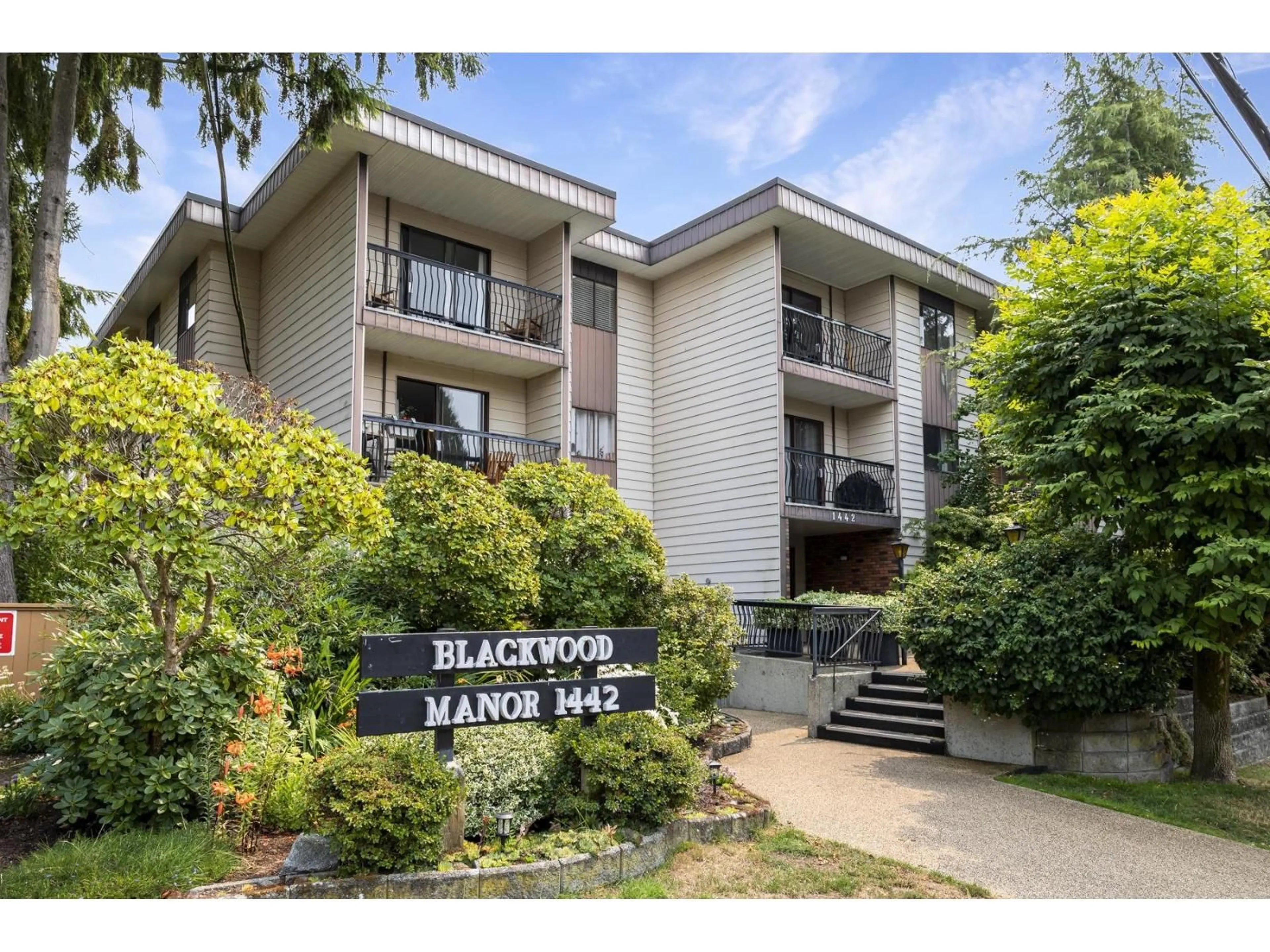 Indoor foyer for 306 - 1442 BLACKWOOD STREET, White Rock British Columbia V4B3V5