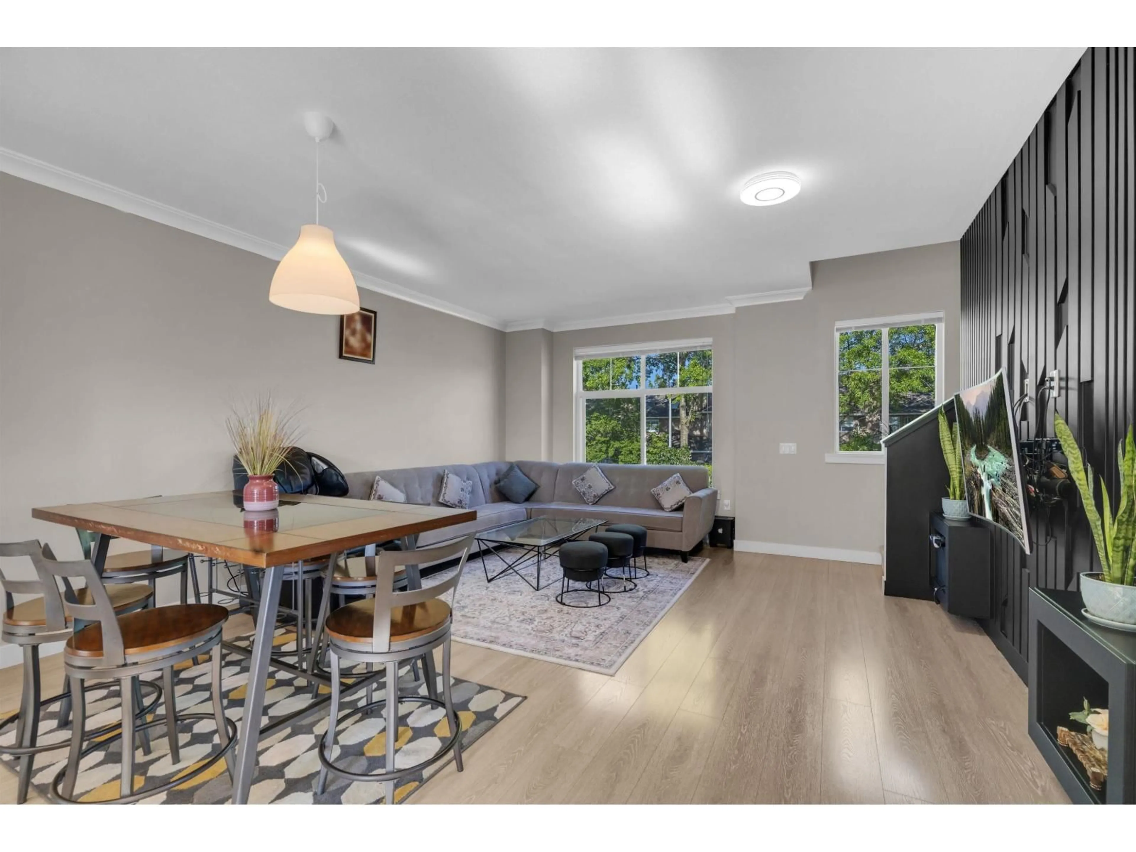 Living room with furniture, wood/laminate floor for 1 - 12073 62 AVENUE, Surrey British Columbia V3X0K4