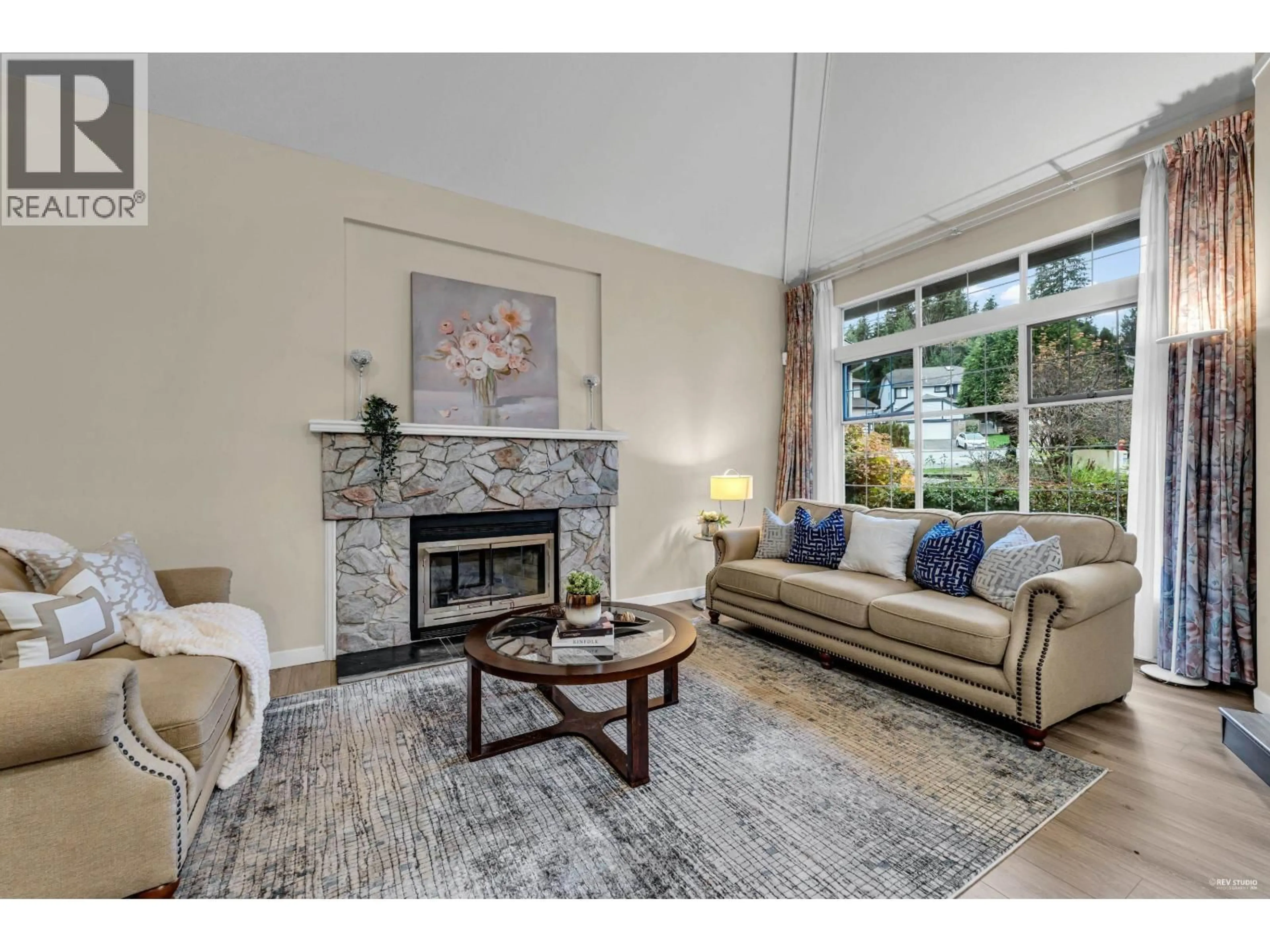 Living room with furniture, unknown for 2986 DELAHAYE DRIVE, Coquitlam British Columbia V3B6V8