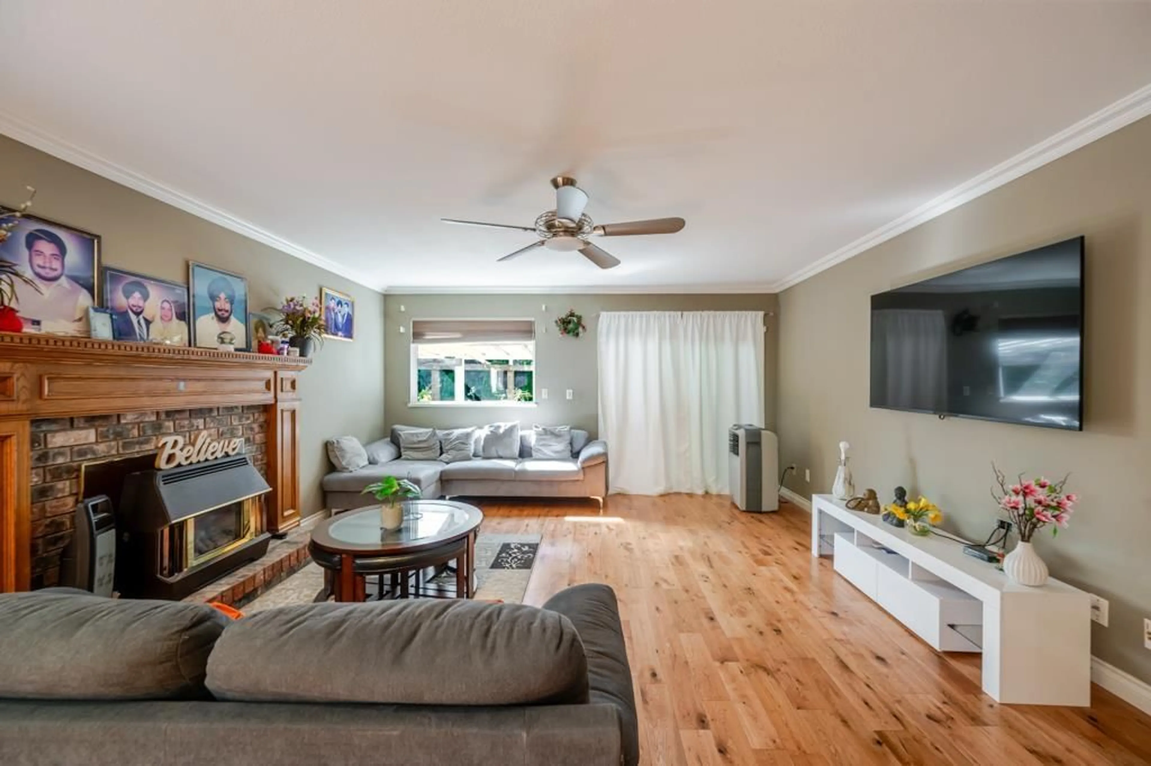 Living room with furniture, wood/laminate floor for 12397 BOUNDARY DRIVE SOUTH, Surrey British Columbia V3X2C6
