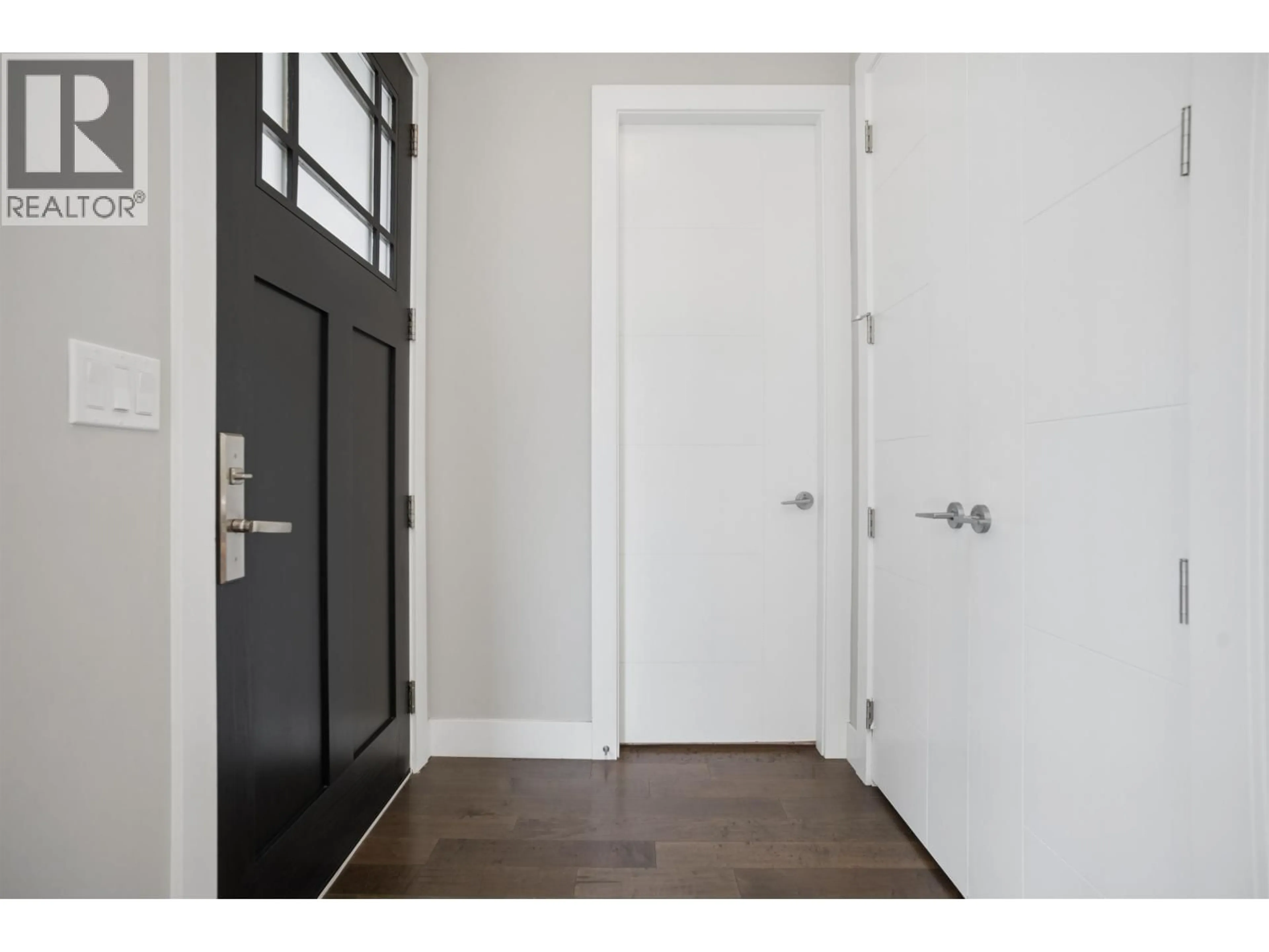 Indoor entryway for 2020 CARSON COURT, North Vancouver British Columbia V7M0E1