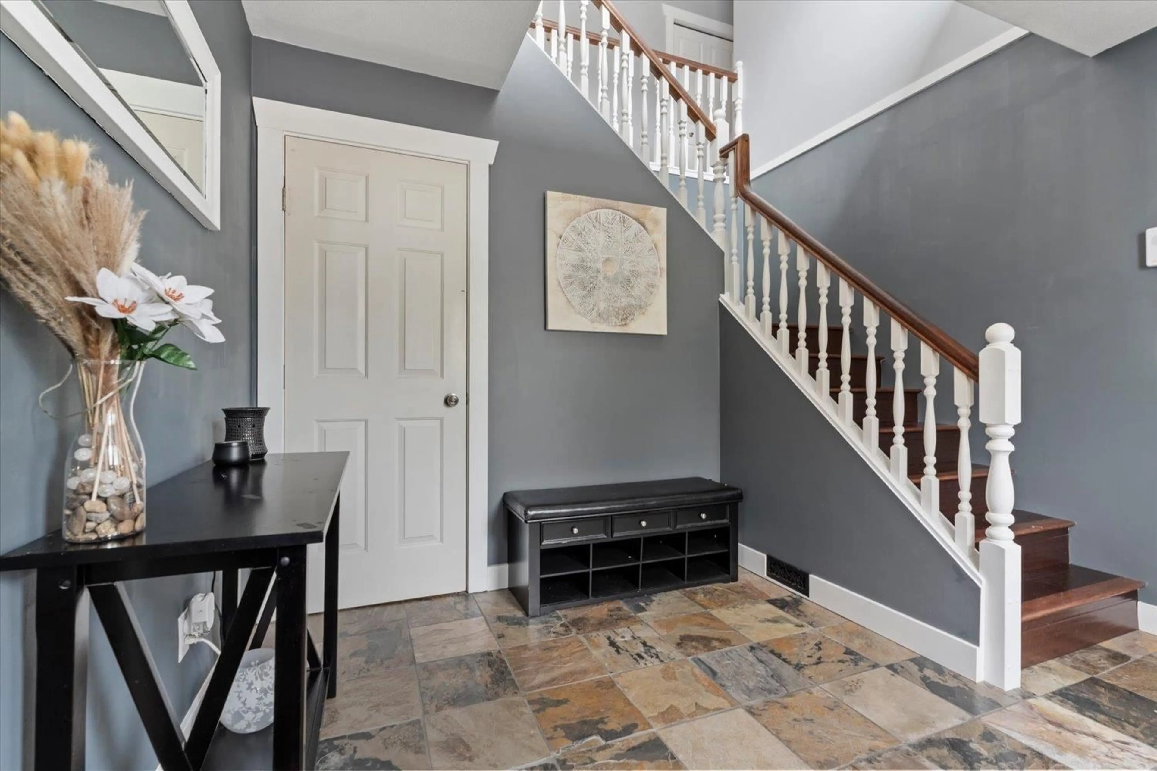 Indoor entryway for 34870 CASSIAR COURT, Abbotsford British Columbia V2S7G9