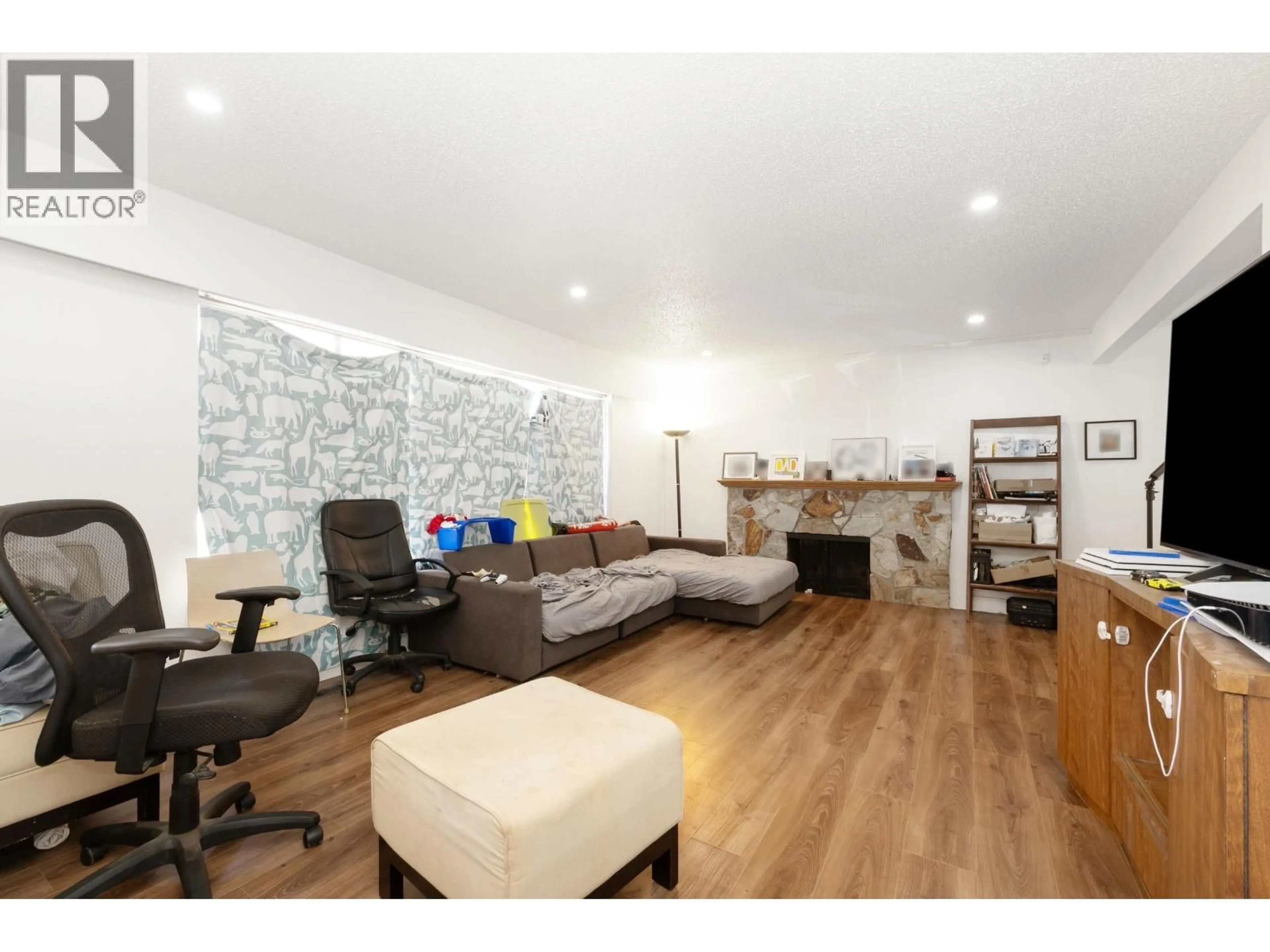 Living room with furniture, wood/laminate floor for 1189 BRISBANE AVENUE, Coquitlam British Columbia V3J5K9