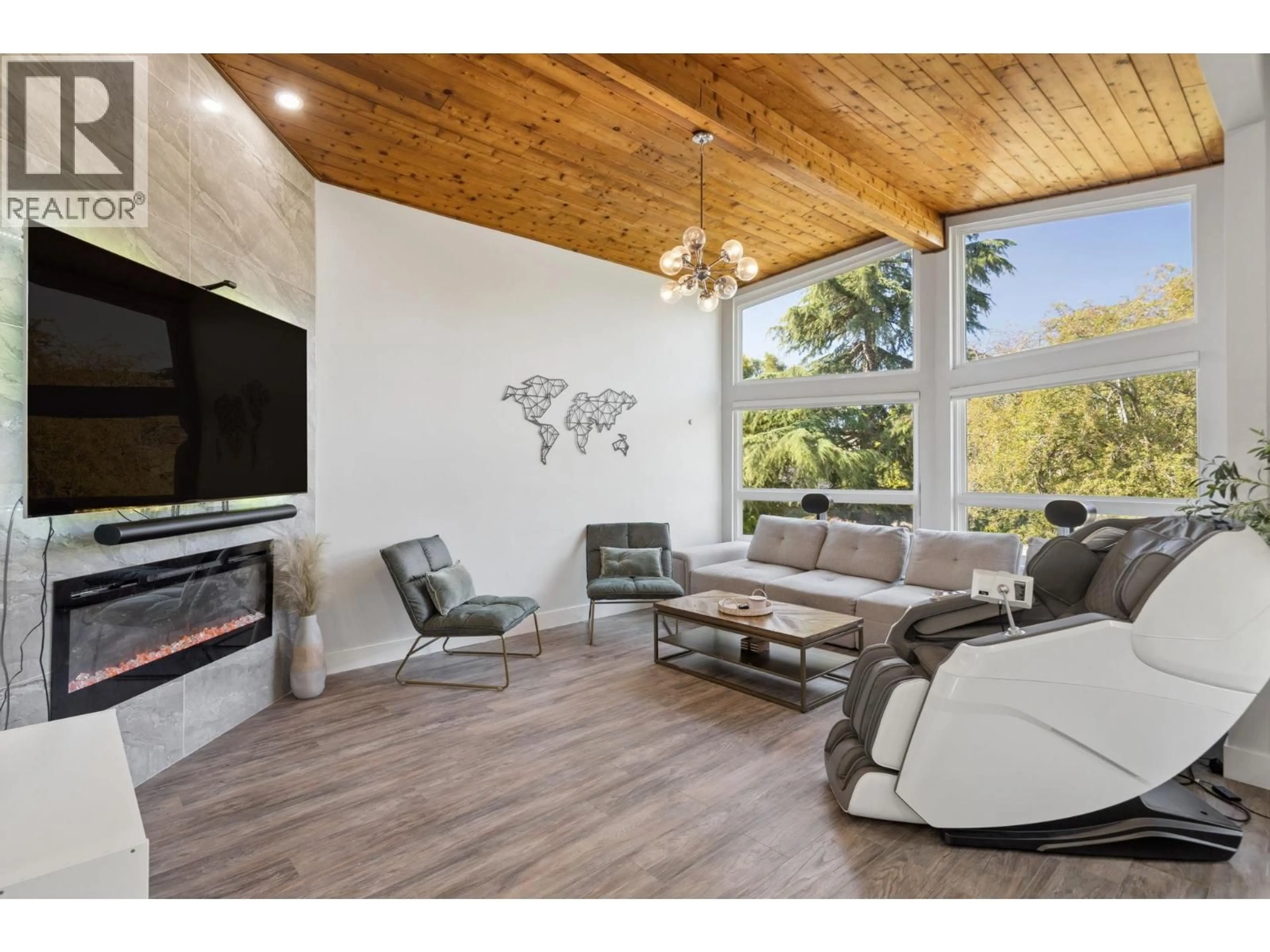 Living room with furniture, wood/laminate floor for 5668 DOVE PLACE, Delta British Columbia V4K3R3