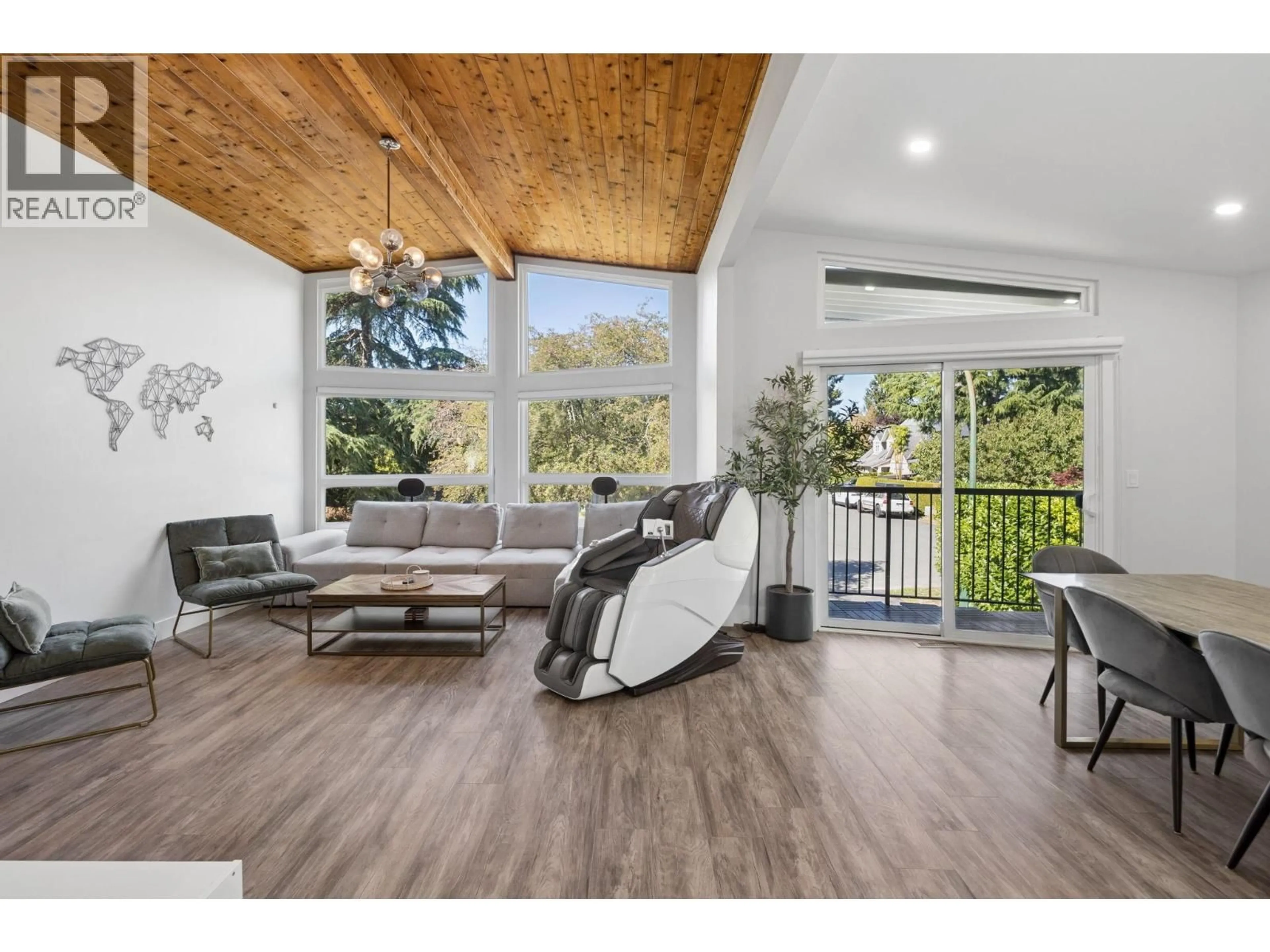 Living room with furniture, wood/laminate floor for 5668 DOVE PLACE, Delta British Columbia V4K3R3