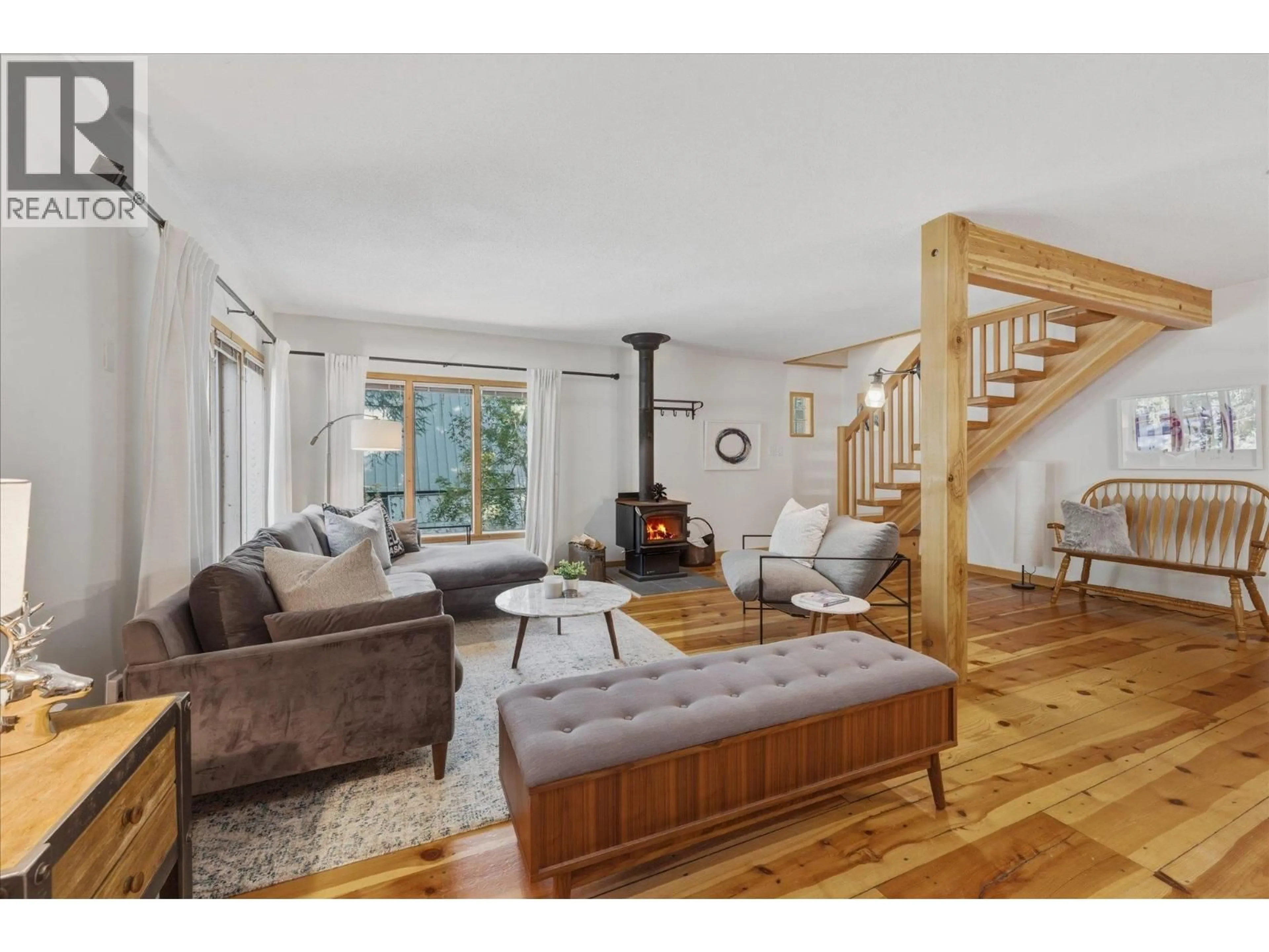Living room with furniture, wood/laminate floor for 5 GARIBALDI DRIVE, Whistler British Columbia V8E0A7