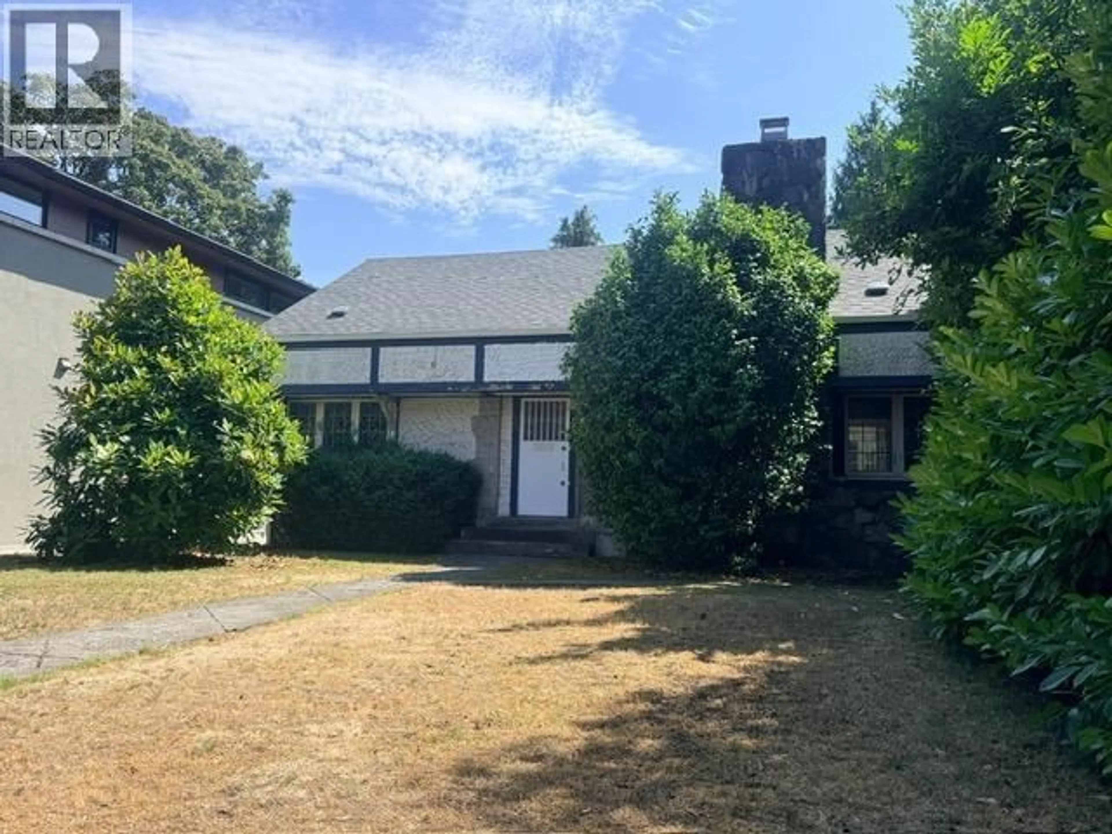 A pic from outside/outdoor area/front of a property/back of a property/a pic from drone, street for 1420 38TH AVENUE, Vancouver British Columbia V6M1R5