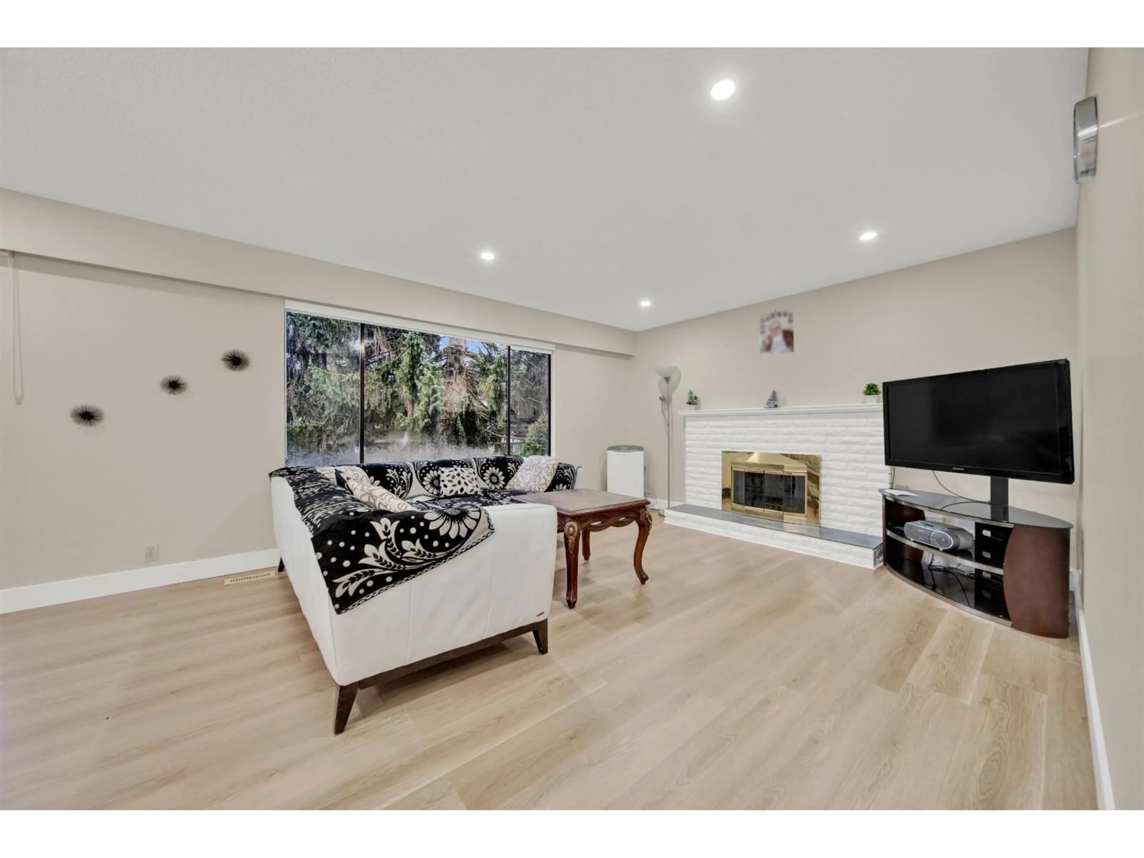 Living room with furniture, unknown for 11715 83A AVENUE, Delta British Columbia V4C2J9