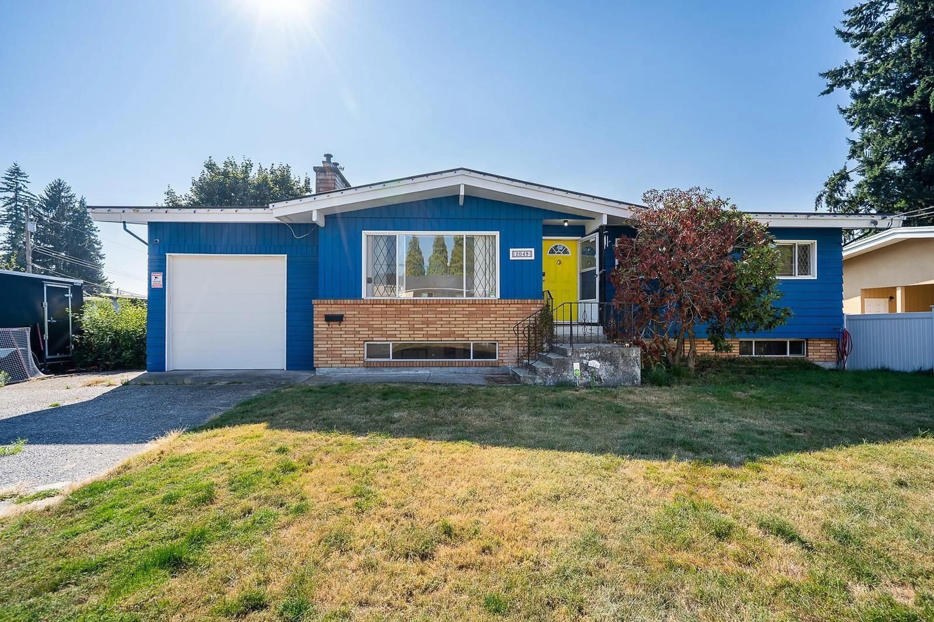 Home with vinyl exterior material, street for 2049 LYNDEN STREET, Abbotsford British Columbia V2T3B6