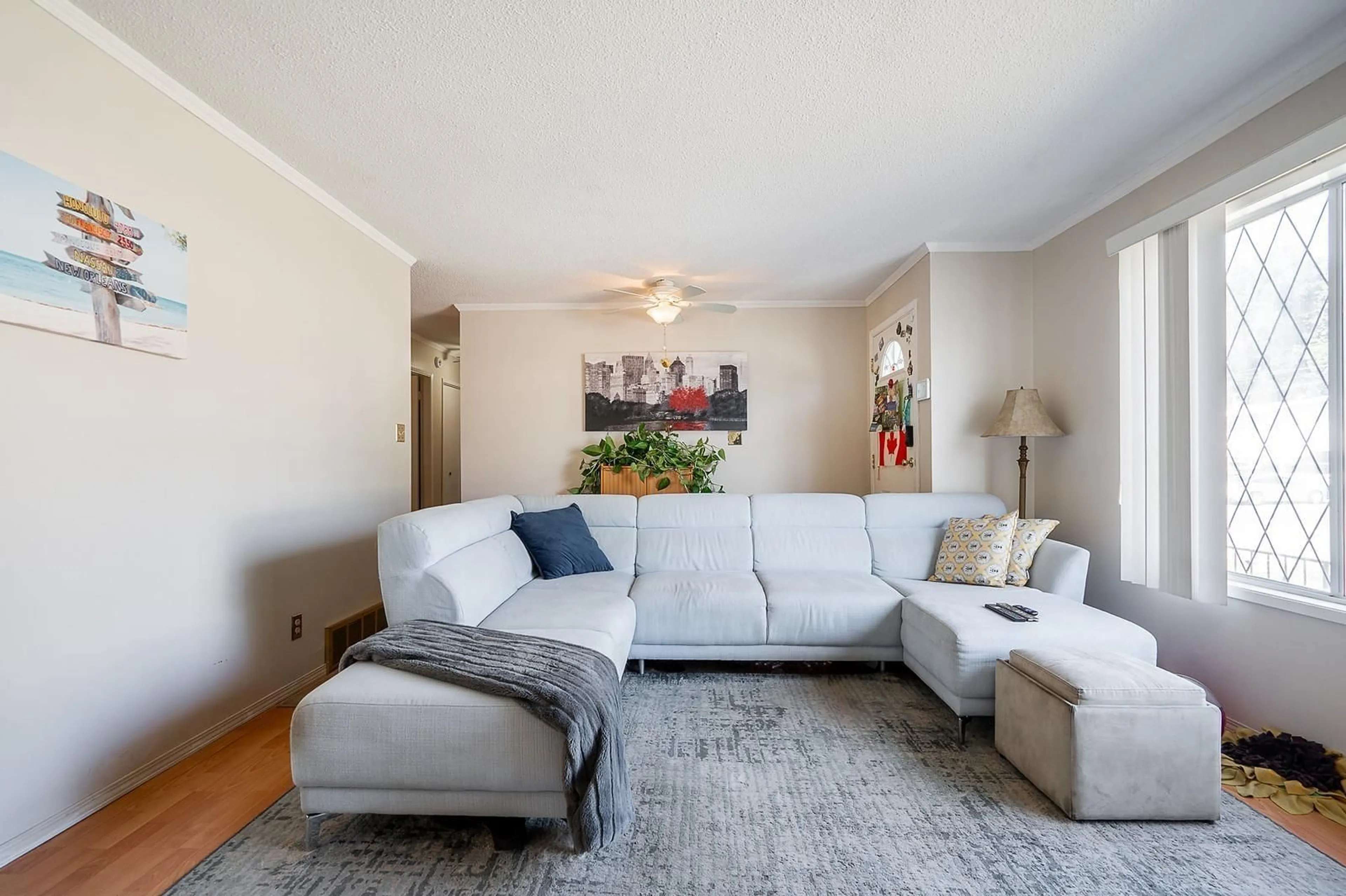Living room with furniture, unknown for 2049 LYNDEN STREET, Abbotsford British Columbia V2T3B6