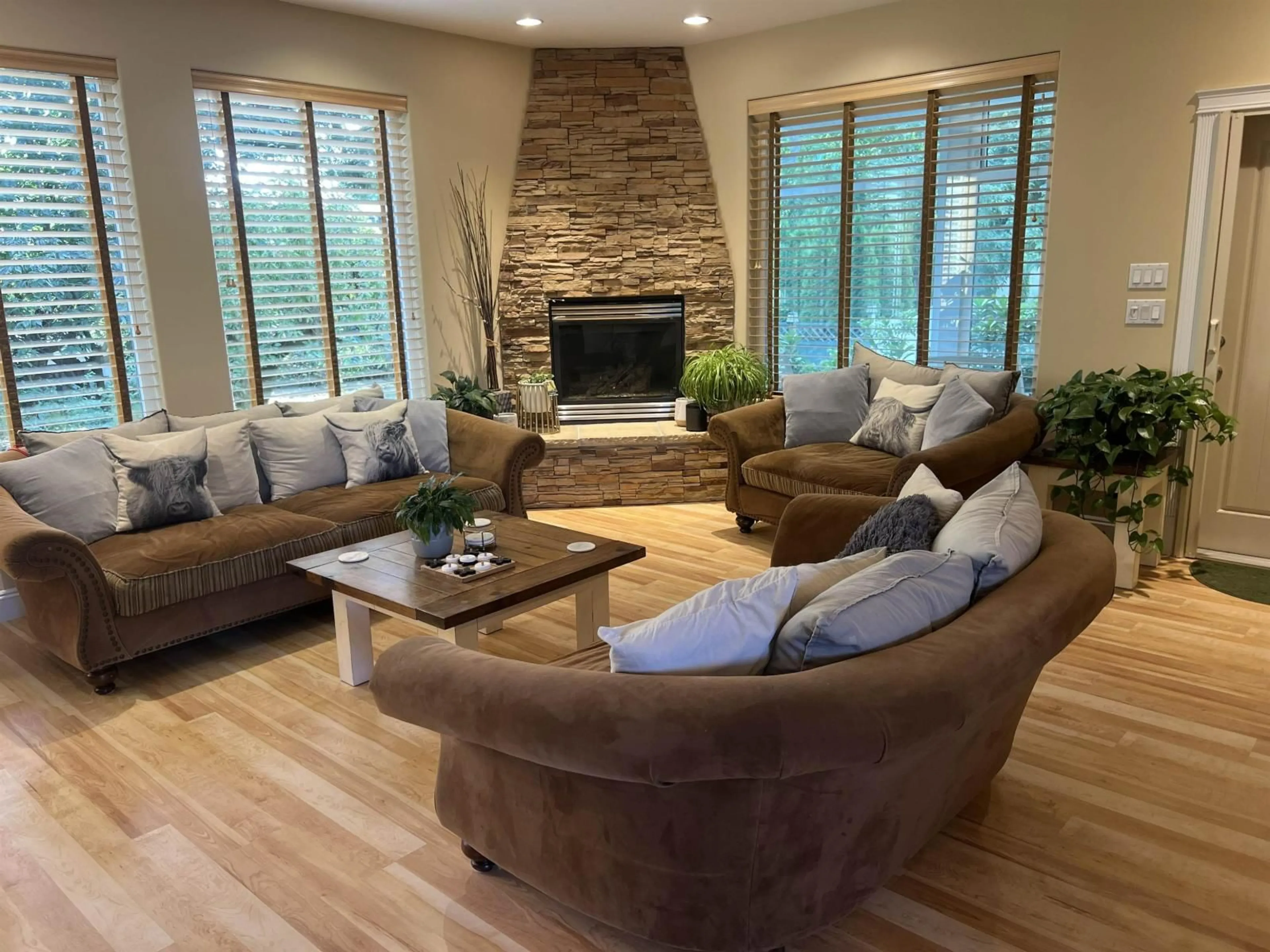 Living room with furniture, wood/laminate floor for 9478 STANLEY STREET, Chilliwack British Columbia V2P3Y1