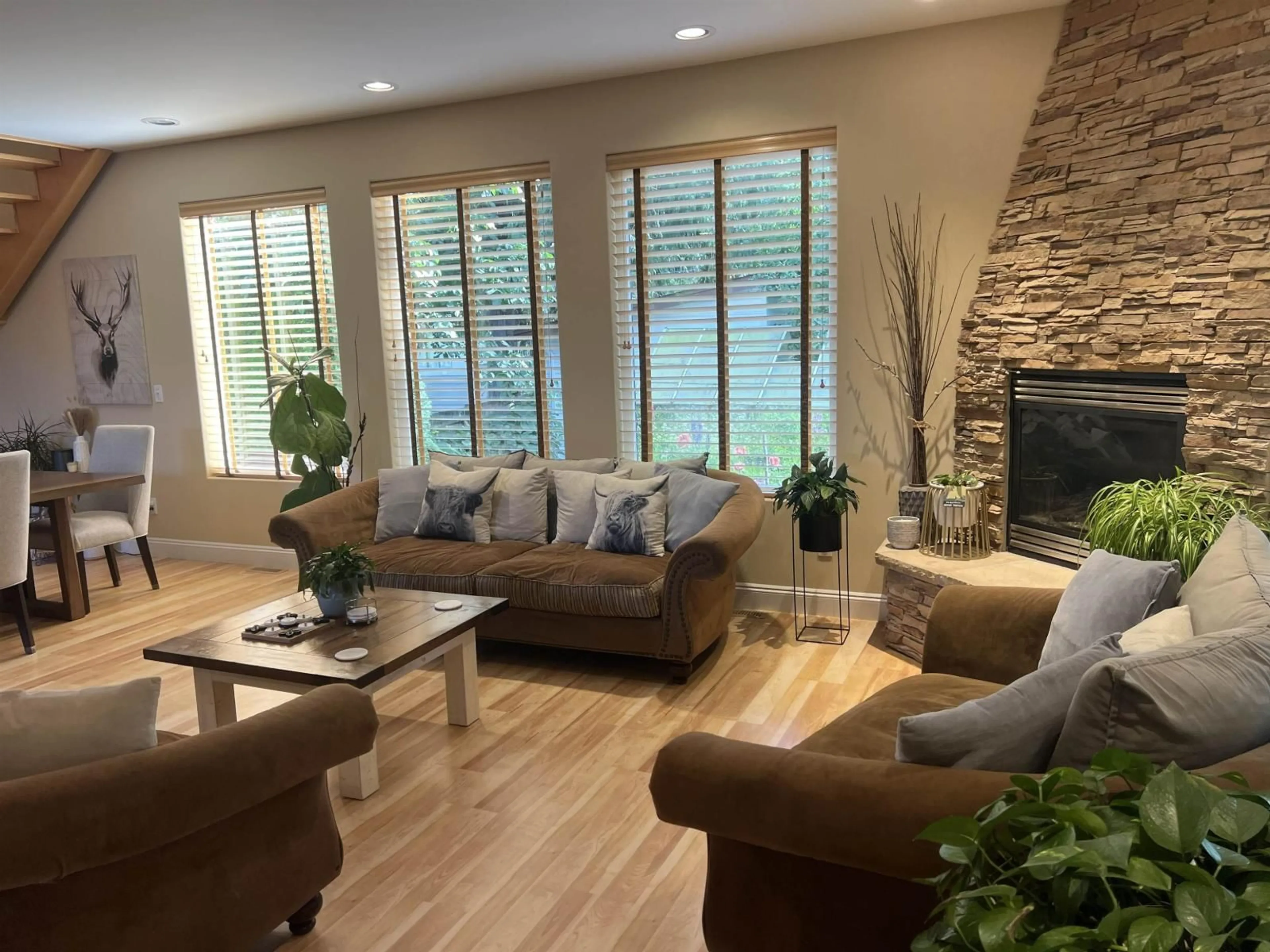 Living room with furniture, wood/laminate floor for 9478 STANLEY STREET, Chilliwack British Columbia V2P3Y1